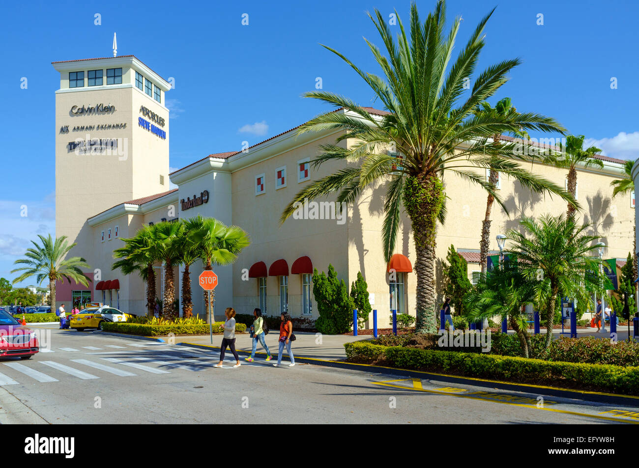 À l'extérieur les acheteurs internationaux d'Orlando Premium Outlets Shopping Mall, International Drive, Orlando, Floride, l'Amérique Banque D'Images