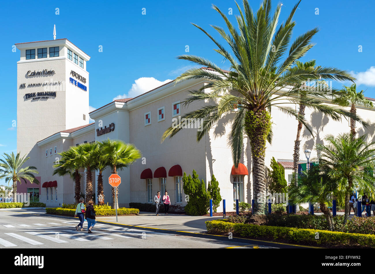 À l'extérieur les acheteurs internationaux d'Orlando Premium Outlets Shopping Mall, International Drive, Orlando, Floride, l'Amérique Banque D'Images