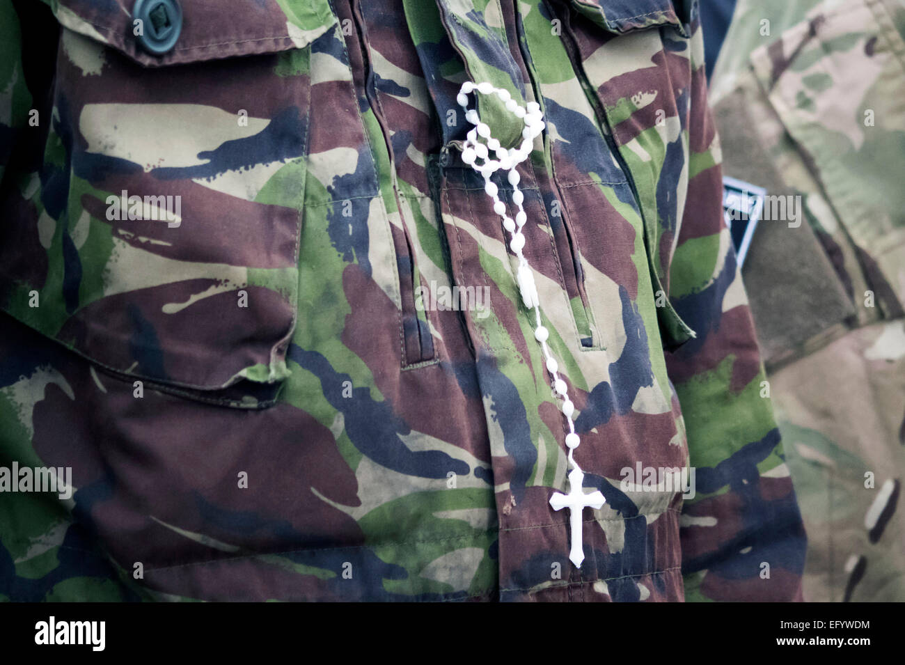 Kiev, Ukraine. 12 Février, 2015. Les Ukrainiens assister à la cérémonie funéraire pour les militaires de "Sainte Marie" Cyril bataillon pseudo Heinz 'allemande'. Il avait 29 ans. Cyril Heinz était un citoyen de la Fédération de Russie et de l'allemand, qui est venu pour défendre l'Ukraine. Au cours de l'exploration dans Pavlopole près de Mariupol fighters en embuscade ADO et Cyril a été tué. Tenir une cérémonie sur Sophia Square à Kiev, Ukraine, 12 février 2015. Crédit : Igor Golovnov/Alamy Live News Banque D'Images