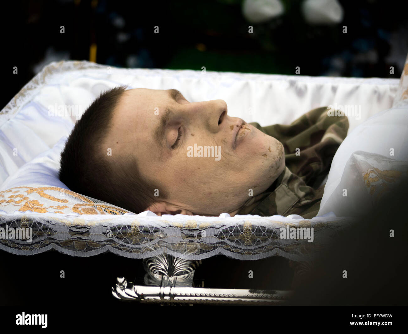 Kiev, Ukraine. 12 Février, 2015. Les Ukrainiens assister à la cérémonie funéraire pour les militaires de "Sainte Marie" Cyril bataillon pseudo Heinz 'allemande'. Il avait 29 ans. Cyril Heinz était un citoyen de la Fédération de Russie et de l'allemand, qui est venu pour défendre l'Ukraine. Au cours de l'exploration dans Pavlopole près de Mariupol fighters en embuscade ADO et Cyril a été tué. Tenir une cérémonie sur Sophia Square à Kiev, Ukraine, 12 février 2015. Crédit : Igor Golovnov/Alamy Live News Banque D'Images