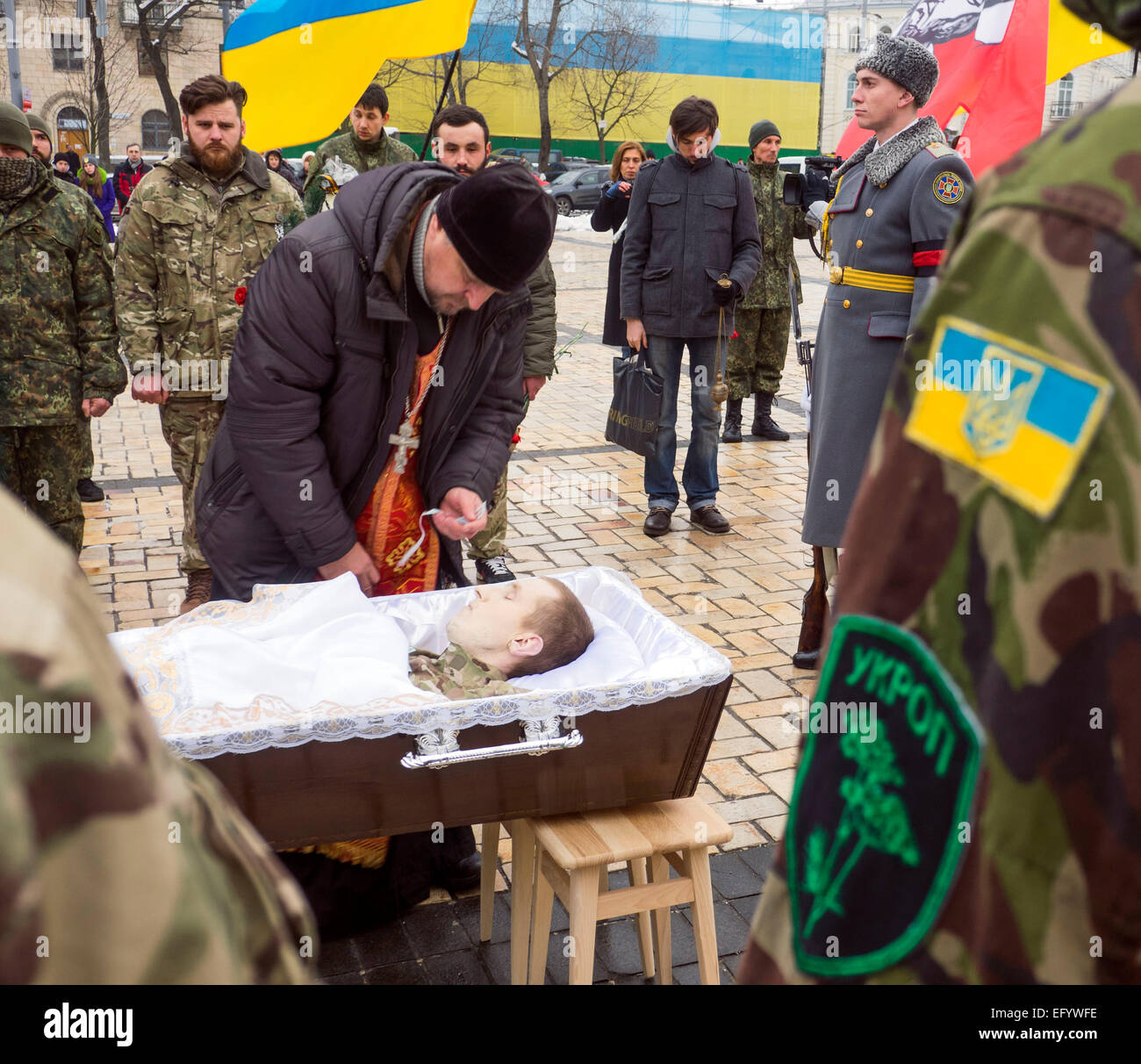 Kiev, Ukraine. 12 Février, 2015. Les Ukrainiens assister à la cérémonie funéraire pour les militaires de "Sainte Marie" Cyril bataillon pseudo Heinz 'allemande'. Il avait 29 ans. Cyril Heinz était un citoyen de la Fédération de Russie et de l'allemand, qui est venu pour défendre l'Ukraine. Au cours de l'exploration dans Pavlopole près de Mariupol fighters en embuscade ADO et Cyril a été tué. Tenir une cérémonie sur Sophia Square à Kiev, Ukraine, 12 février 2015. Crédit : Igor Golovnov/Alamy Live News Banque D'Images