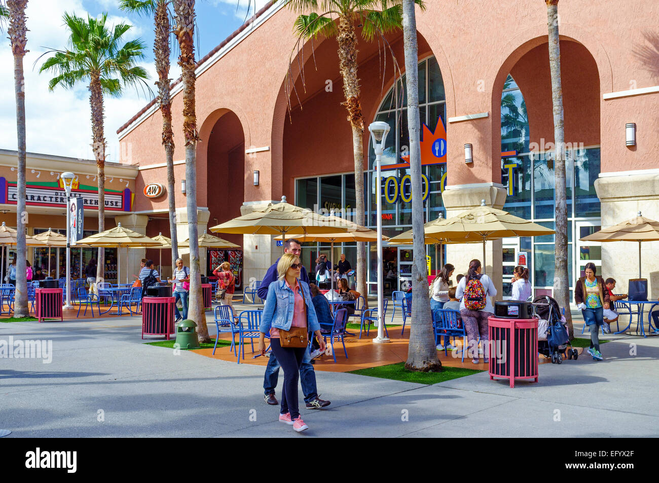 À l'extérieur les acheteurs internationaux d'Orlando Premium Outlets Shopping Mall, International Drive, Orlando, Floride, l'Amérique Banque D'Images