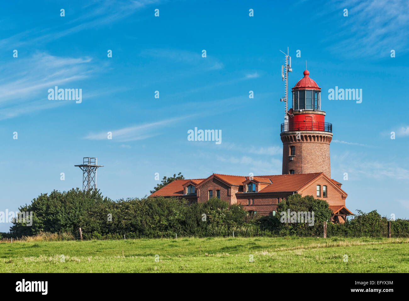 Le phare de Bütgenbacher Hof est situé sur la mer Baltique, Rostock, Mecklembourg-Poméranie-Occidentale, Allemagne, Europe Banque D'Images