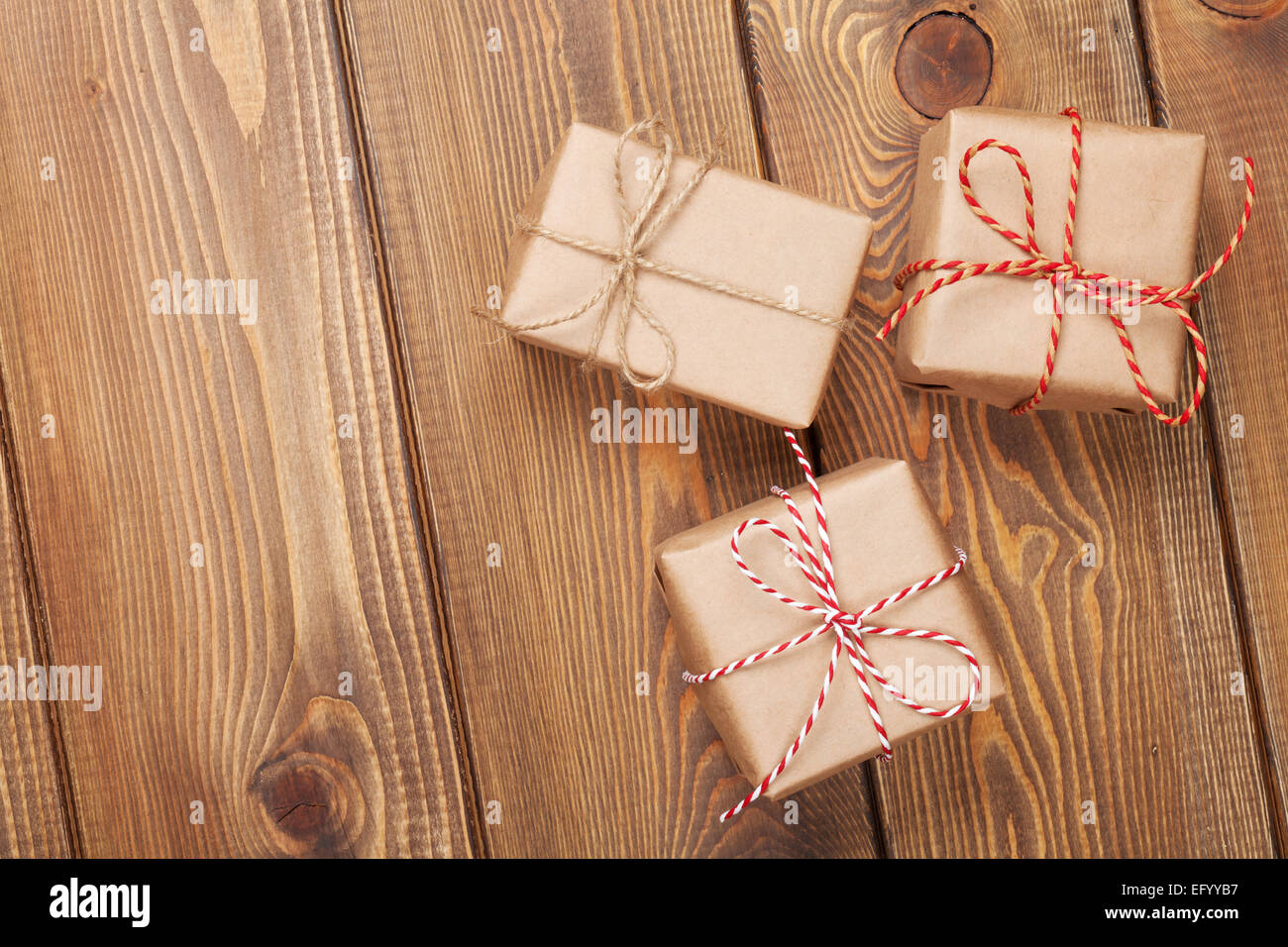 Boîtes cadeaux en bois sur fond de table with copy space Banque D'Images