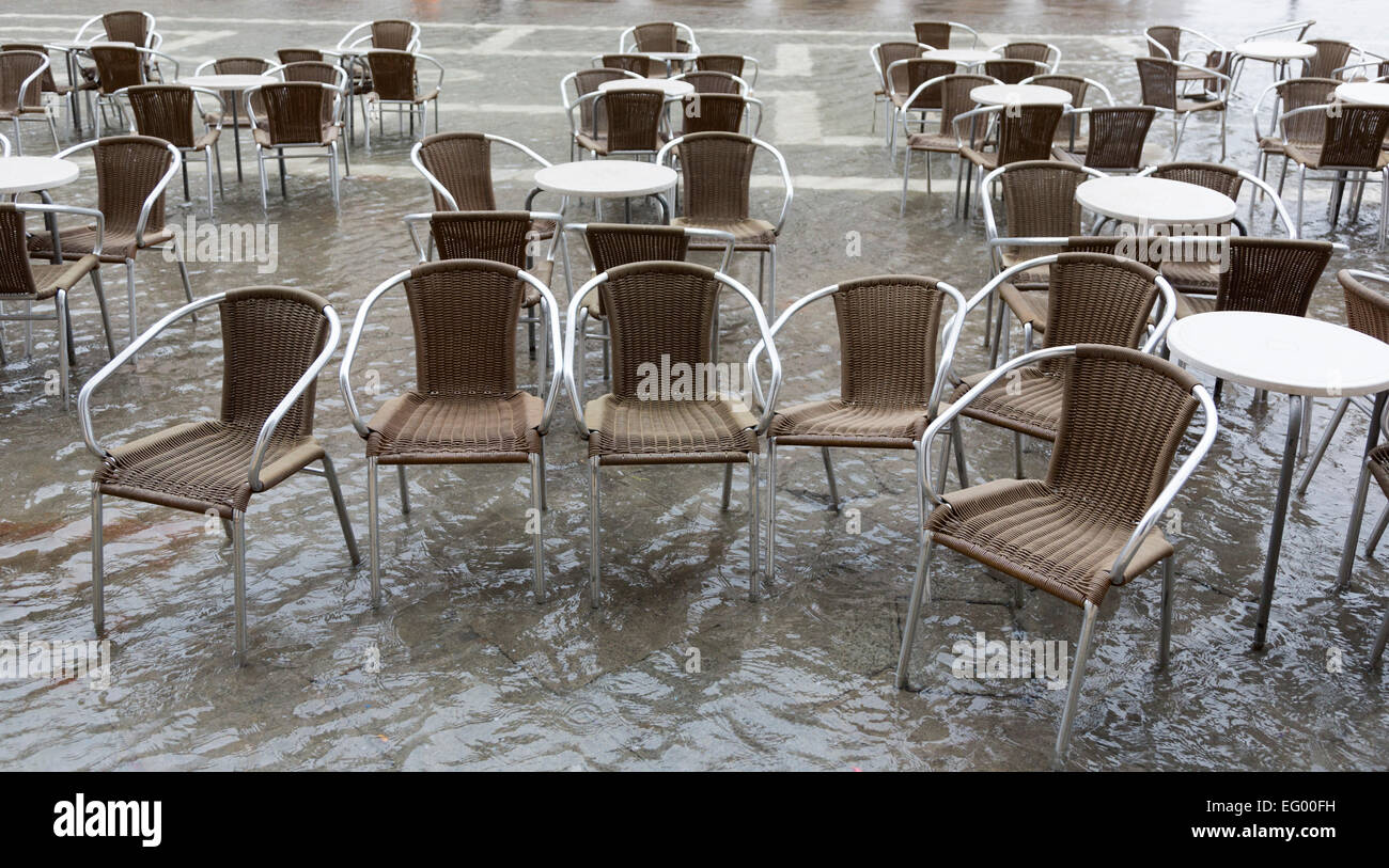 Comme le carnaval annuel débutera à Venise, avec de l'eau élevée (acqua alta) Les inondations de nombreuses parties de la ville. De nombreux touristes ont été pris par le haut l'eau et ont dû acheter des bottes en plastique renforcé de couleurs vives - qui sont portées sur des chaussures normales - pour garder au sec. L'amélioration des conditions météorologiques est prévu pour les célébrations du carnaval de la Place St Marc en fin de semaine. Banque D'Images