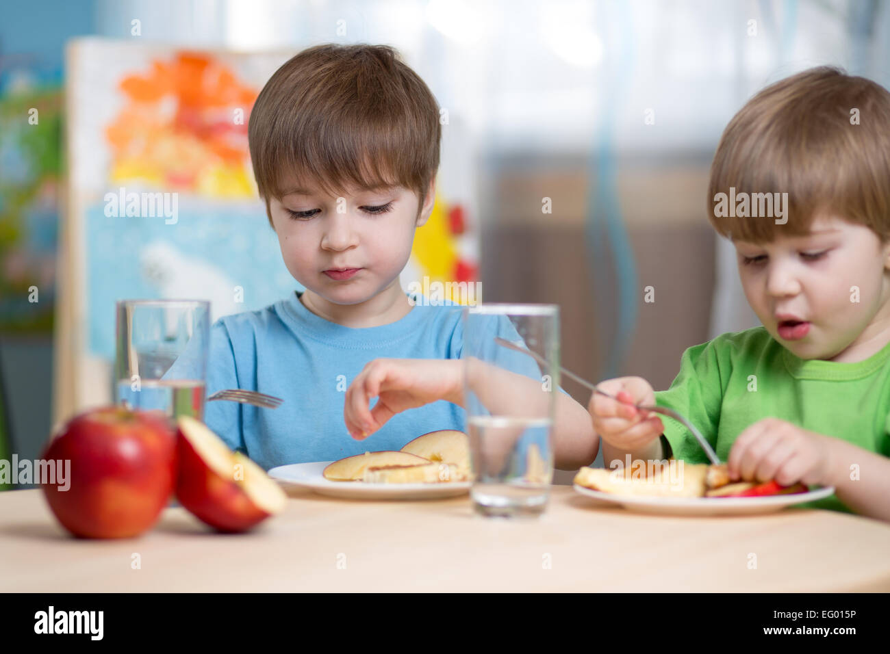 Les enfants de manger des aliments sains à la maison Banque D'Images