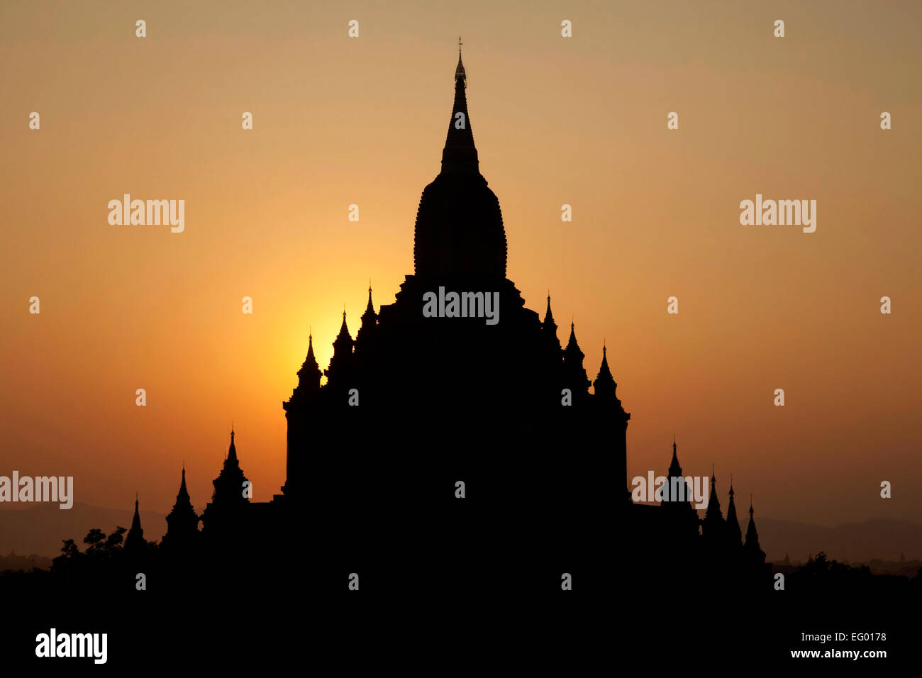 Silhouette d'un temple bouddhiste dans la pagode / Bagan Plains au coucher du soleil, Région de Mandalay, Myanmar / Birmanie Banque D'Images