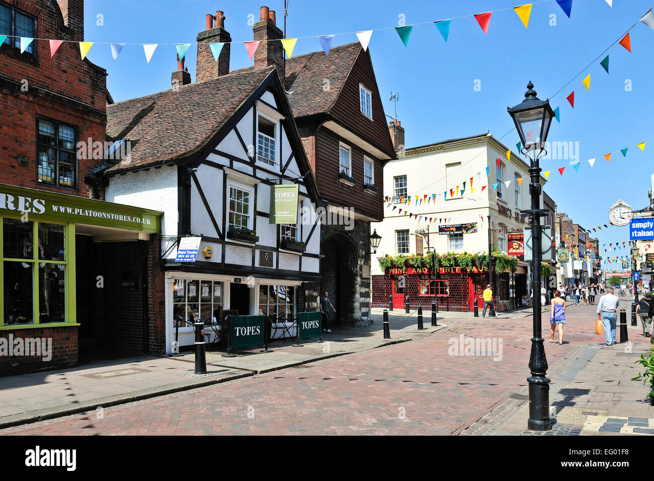 Afficher le long de Rochester high street avec les Topes restaurant au premier plan Banque D'Images