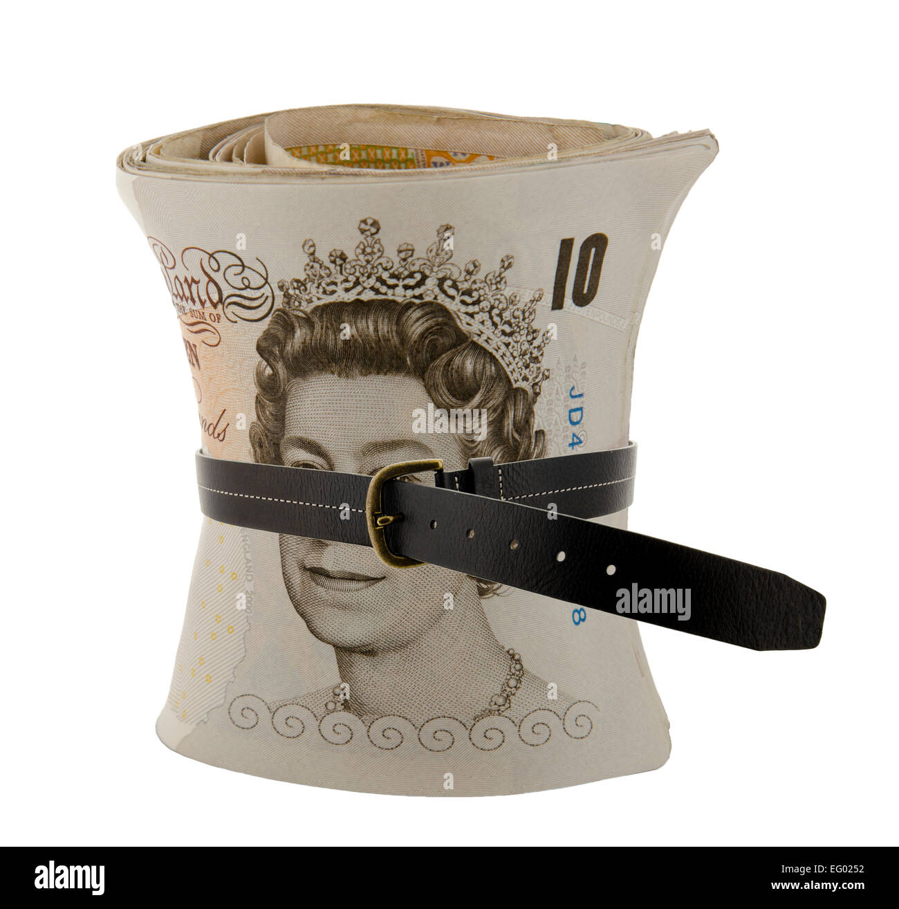 Un rouleau de billets de banque britannique a tenu avec la courroie en cuir image concept de réduire ou de serrer la ceinture de sécurité Banque D'Images