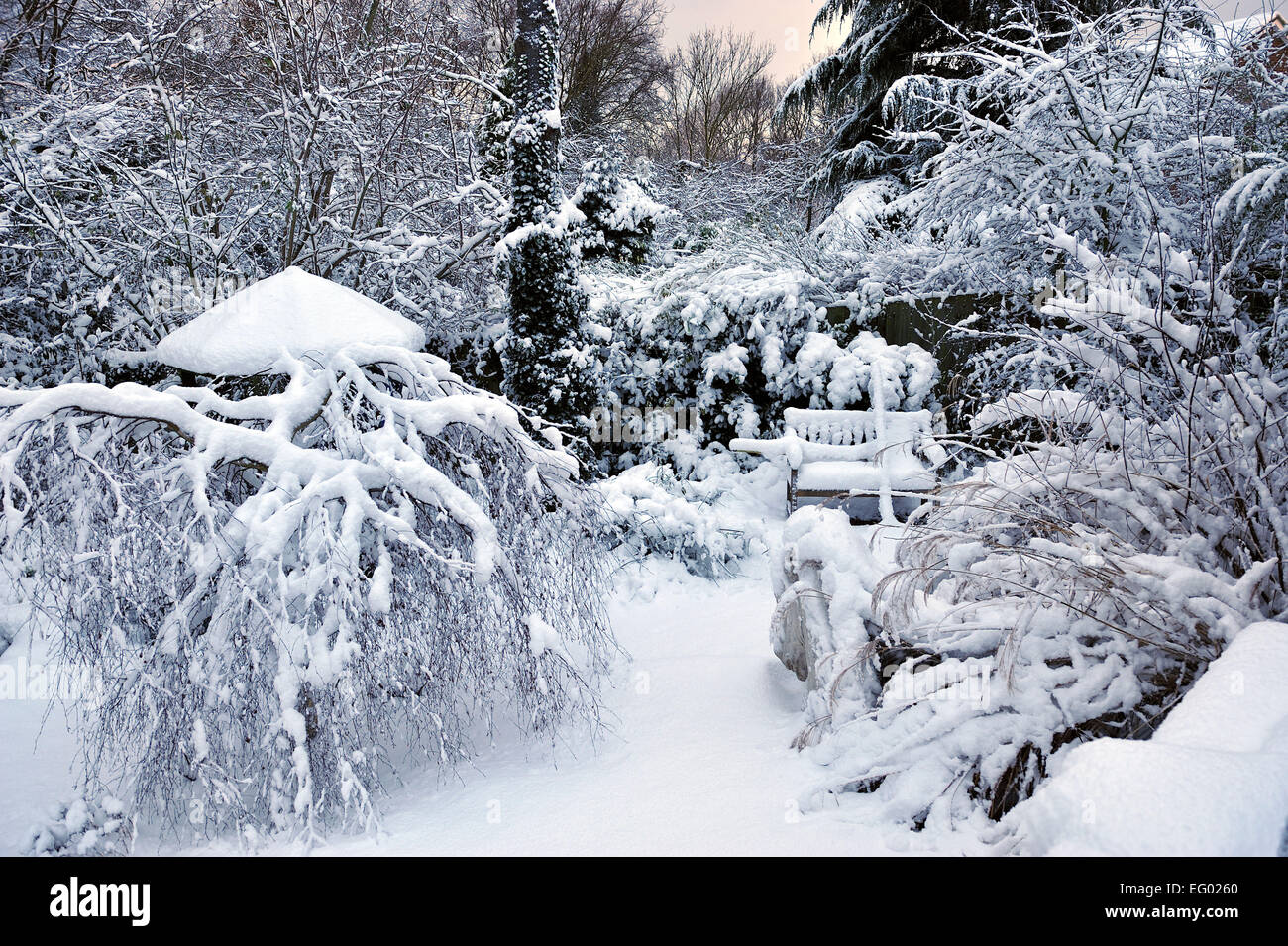 Meubles de jardin couvert de neige l'Angleterre Banque D'Images