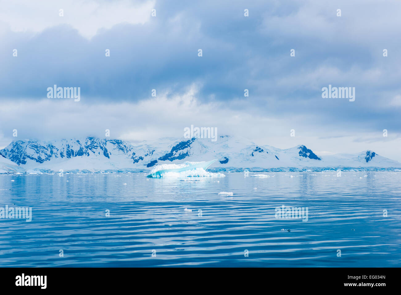 Paradis pittoresque port, également connu sous le nom de Paradise Bay, derrière Lemaire et îles Bryde en Antarctique Banque D'Images