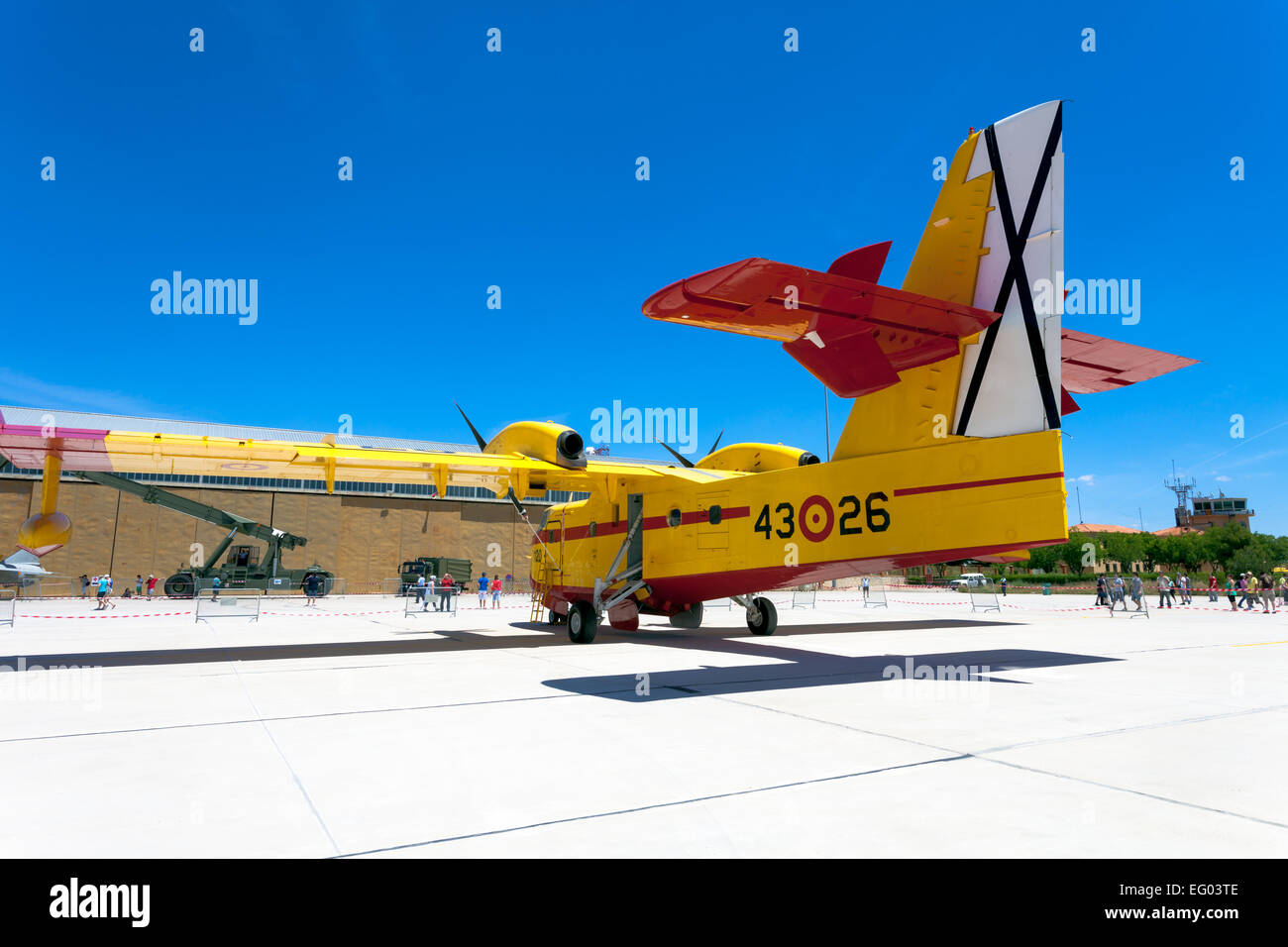 ALBACETE, Espagne-23 juin : hydravion Canadair CL-215 de prendre part à une exposition statique sur la journée portes ouvertes de la base aérienne de Los Llanos le Juin 23, 2013, à Albacete, Espagne Banque D'Images
