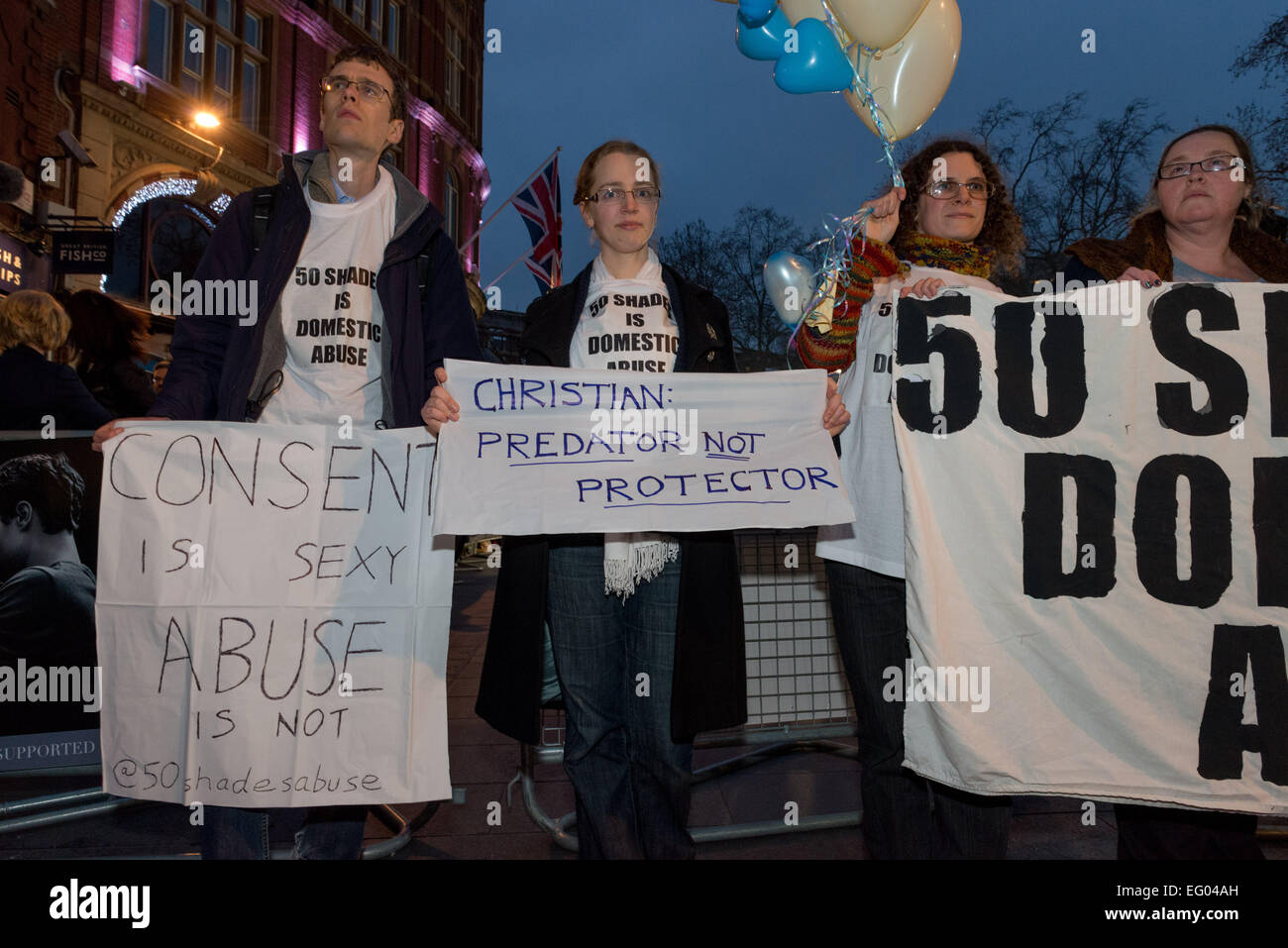 "Cinquante Nuances est un abus" protester contre première du film à Londres cinéma Odeon Banque D'Images