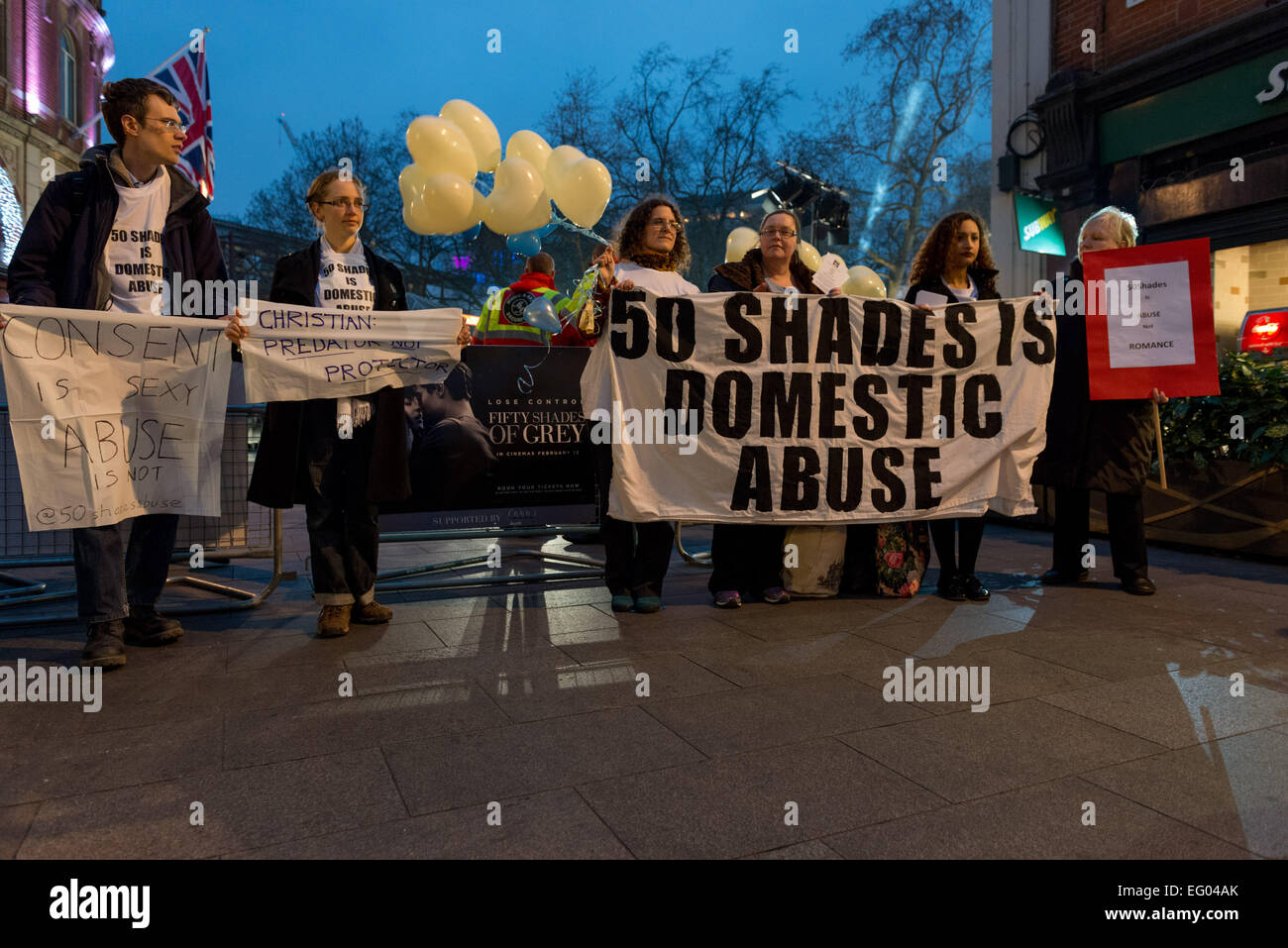 "Cinquante Nuances est un abus" protester contre première du film à Londres cinéma Odeon Banque D'Images