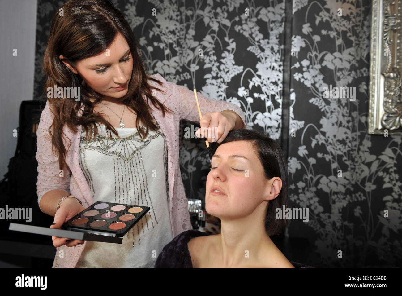 Artiste de maquillage Ombre à paupières s'applique à une épouse. Banque D'Images