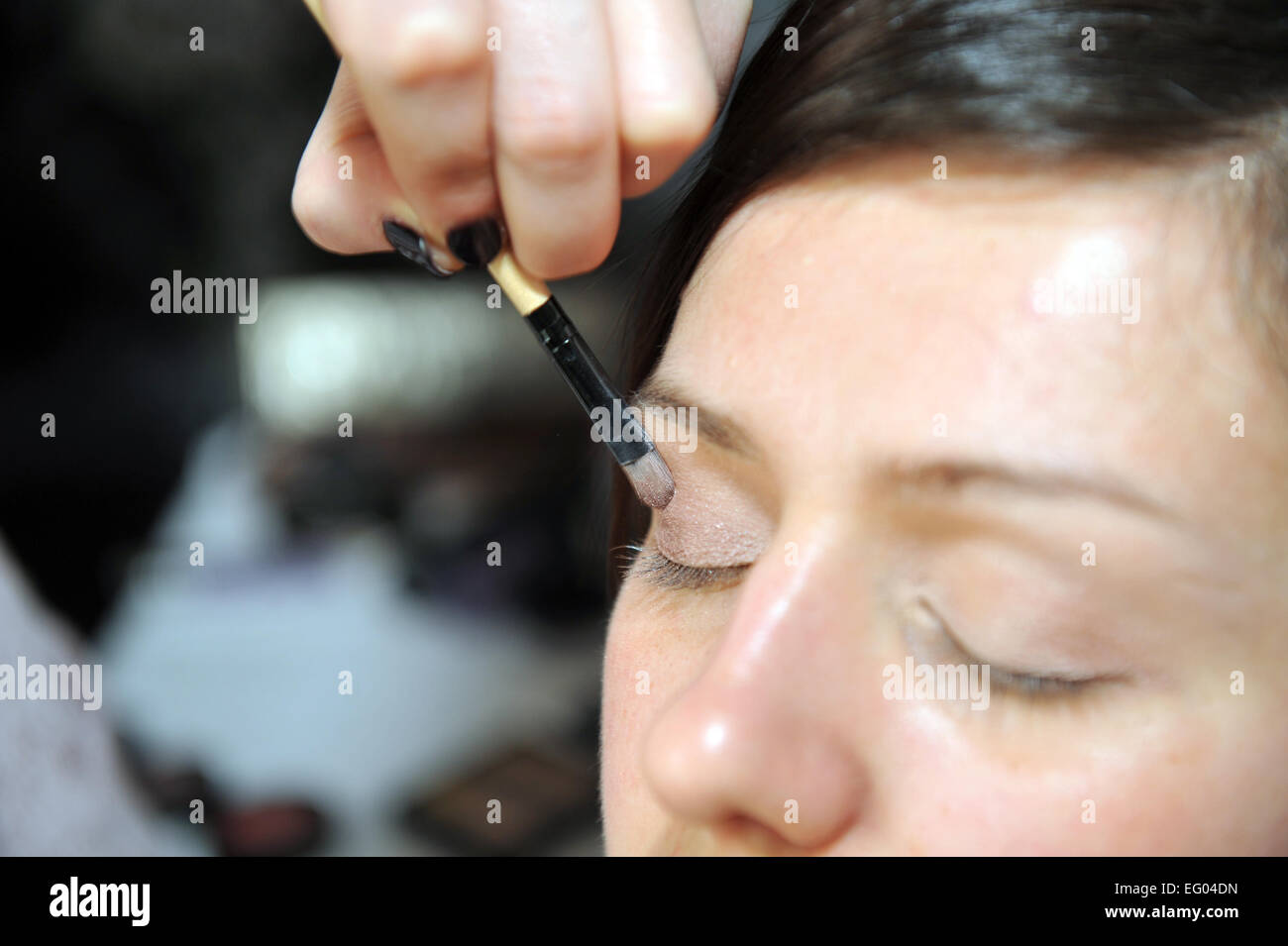 L'artiste de maquillage Ombre à paupières s'applique à une épouse. Banque D'Images