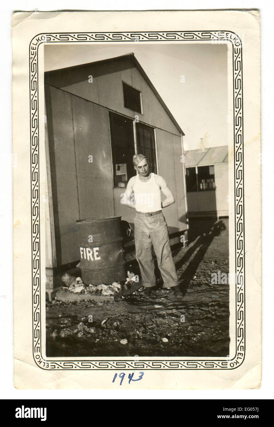 Le 12 décembre 2014 - USA - circa 1943 : Reproduction d'une photo montre des soldats en garnison, pantalon, chapeau blanc T-shirt posant dans le contexte de la caserne à côté du baril sur lequel est écrit le feu (Image Crédit : © Igor Golovniov/Zuma sur le fil) Banque D'Images