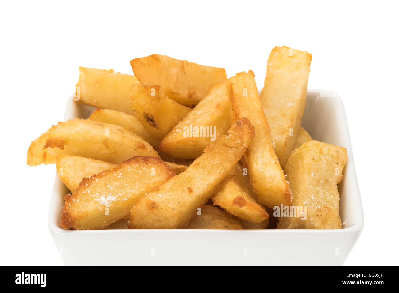 Close-up d'un bol de chips ou frites chunky - studio photo avec un fond blanc Banque D'Images