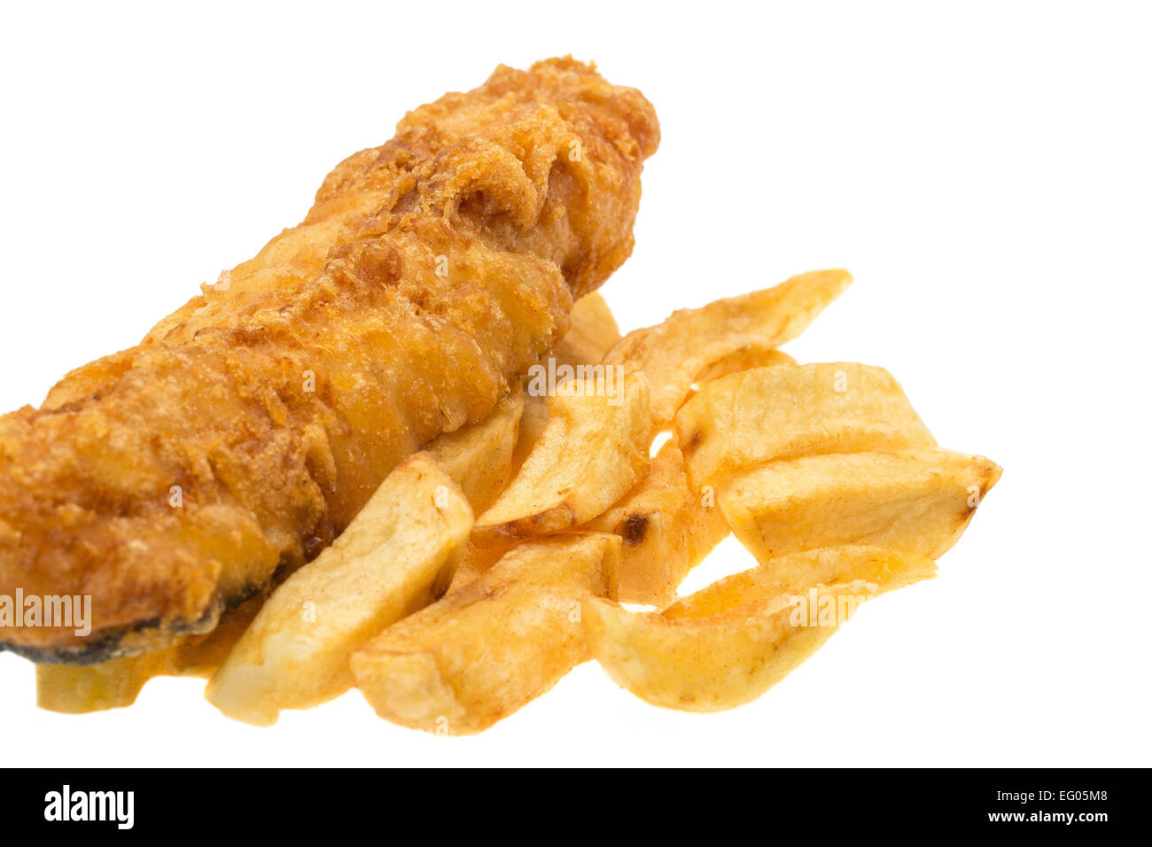 Close-up of battered fish and chips - Fond blanc Banque D'Images