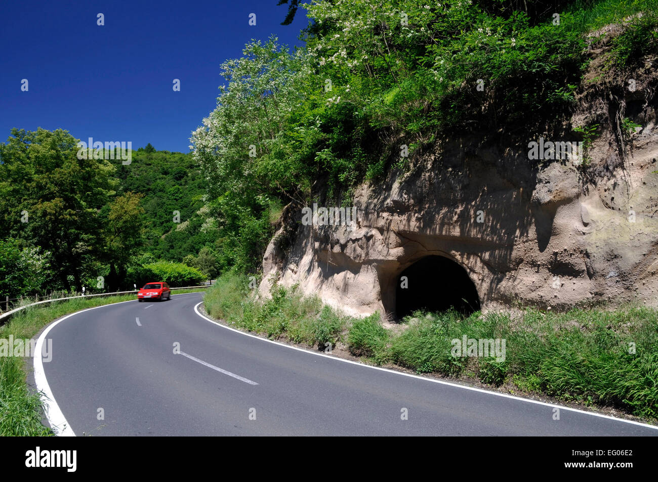 Rue touristique volcanique avec trass grottes dans la vallée de brohl, Rhénanie-Palatinat, Allemagne, Europe Banque D'Images