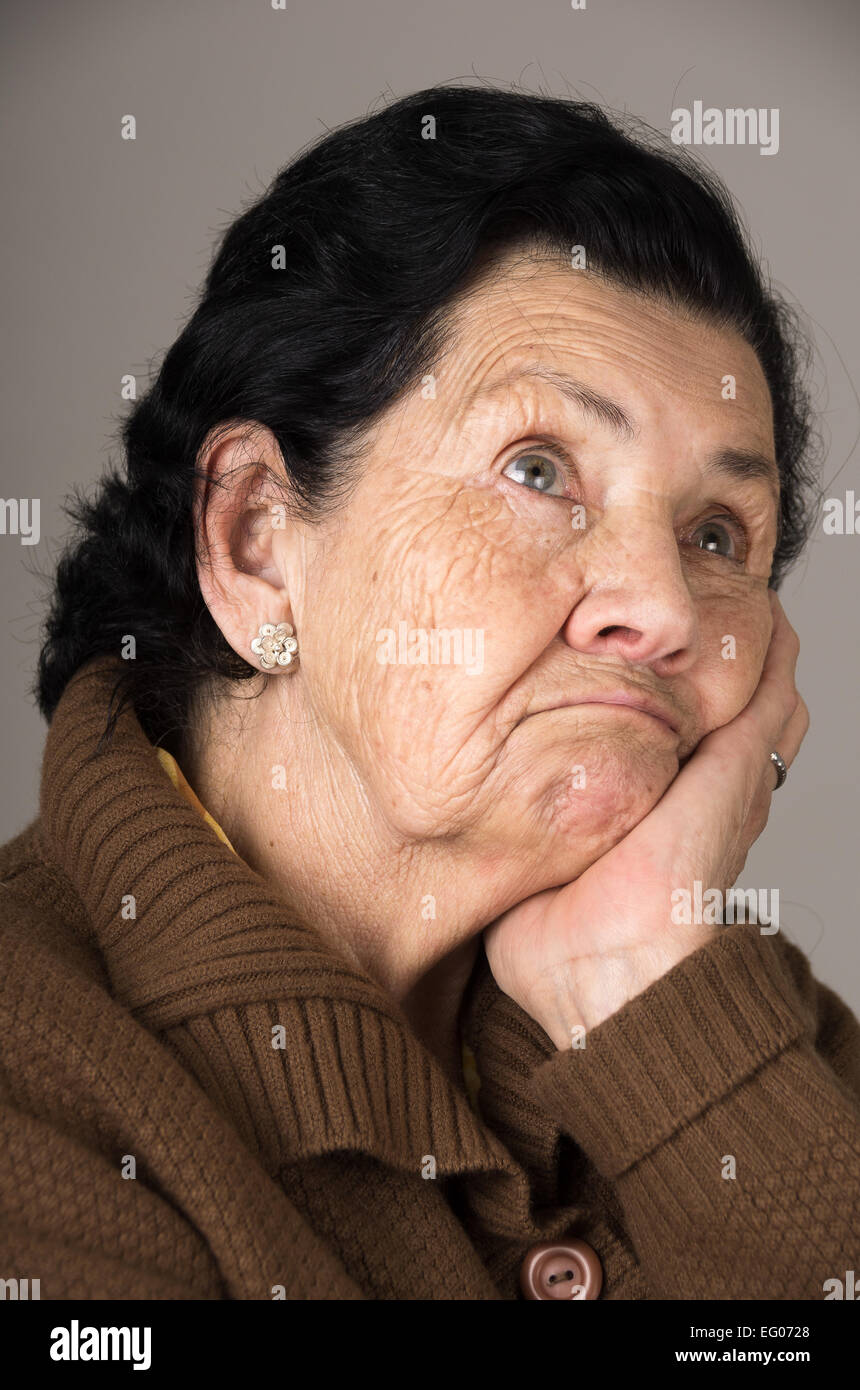 Portrait de vieille femme grincheuse grand-mère Banque D'Images
