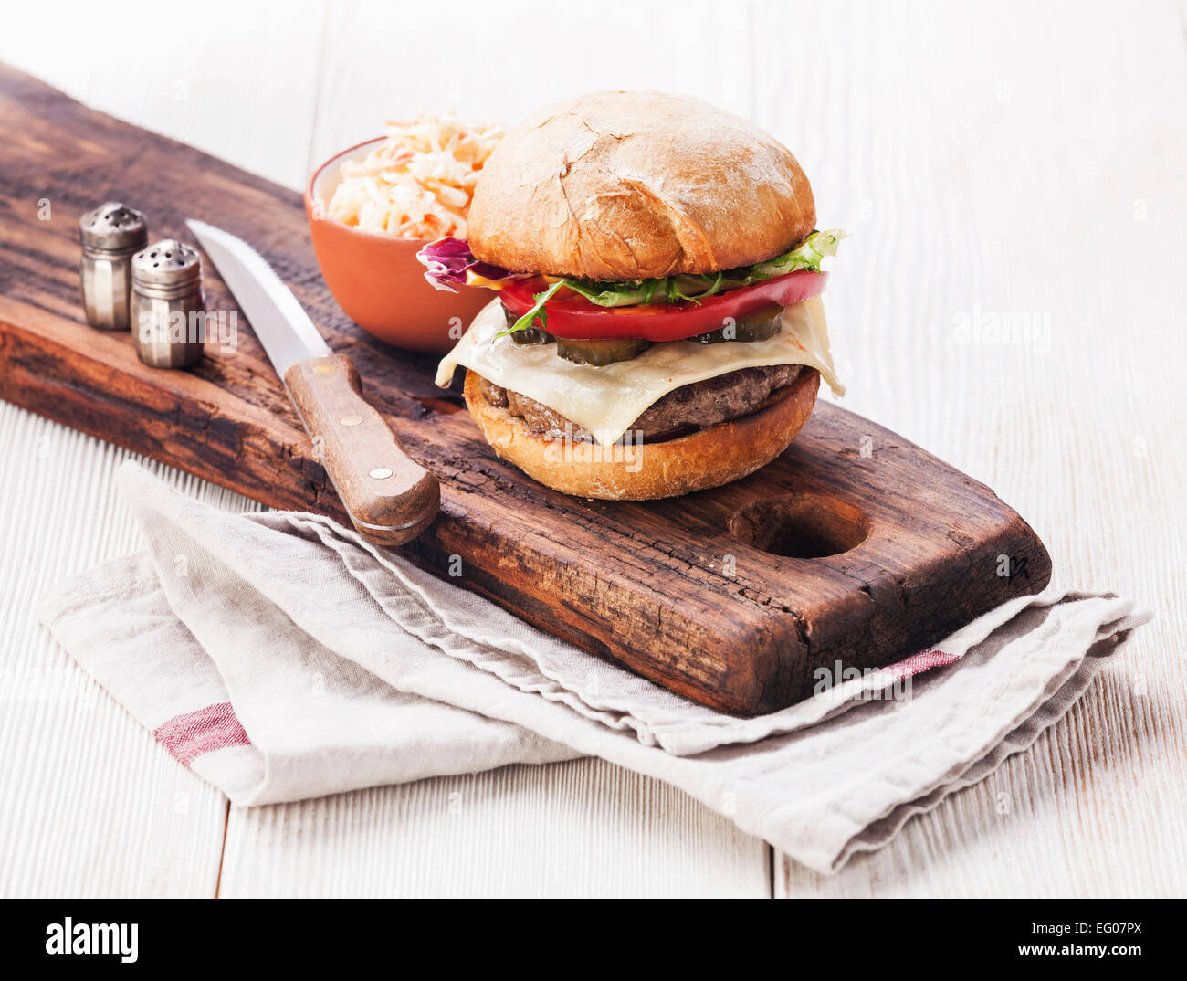 Burger avec de la salade de chou blanc sur fond de bois Banque D'Images