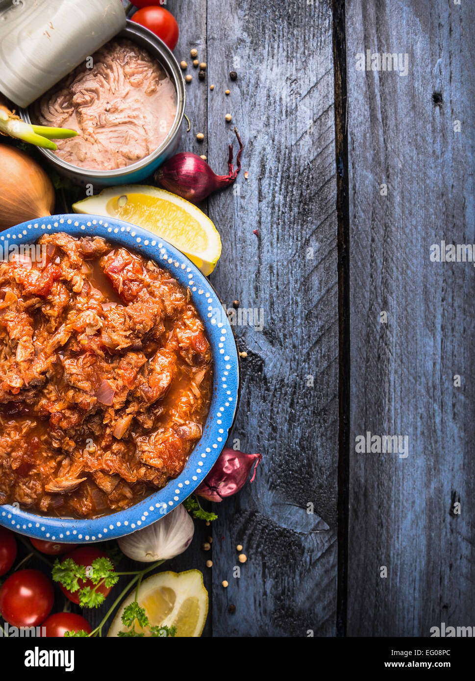 Sauce tomate au thon ingrédients , bleu sur fond de bois, vue du dessus, la place pour le texte Banque D'Images