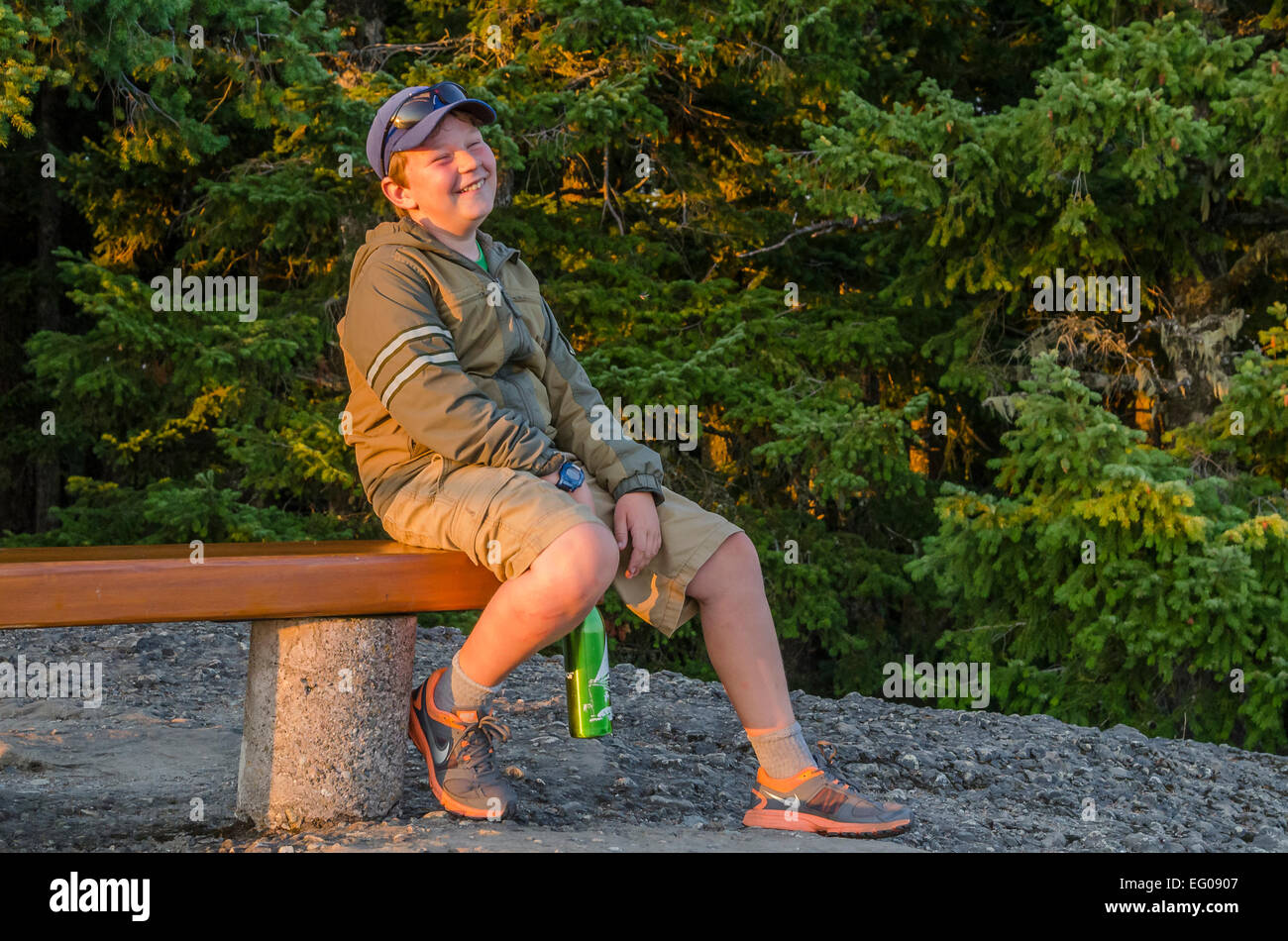 Boy laughing sur établi Banque D'Images