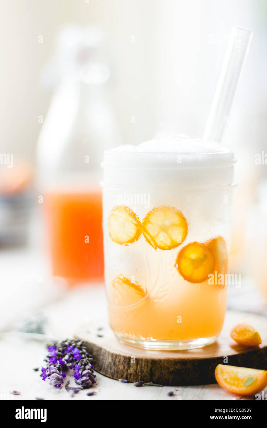 Kumquat lavande soda Banque D'Images