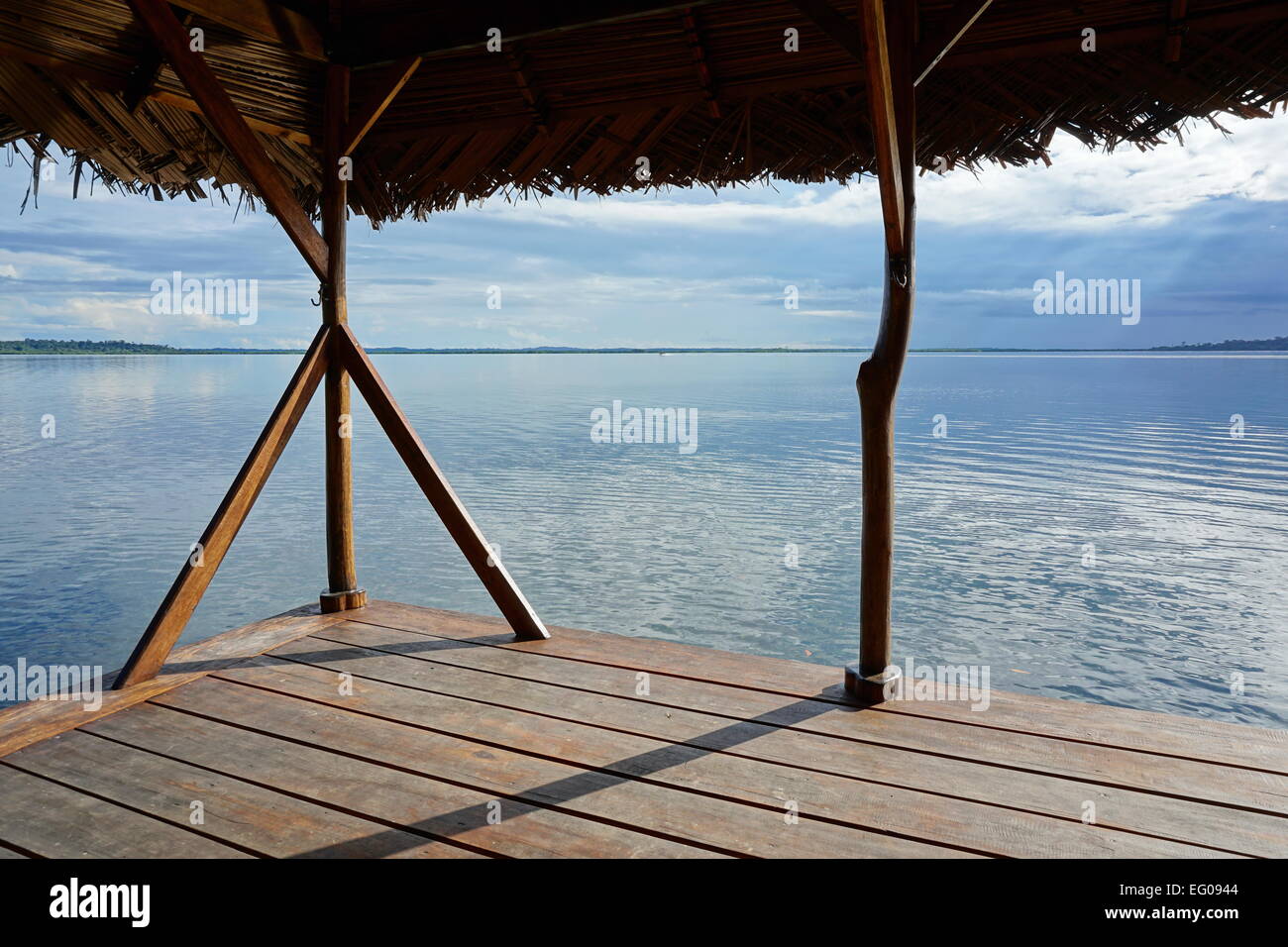 Seascape tropical paisible à partir d'une cabane sur l'eau, Bocas del Toro, Panama, la mer des Caraïbes Banque D'Images
