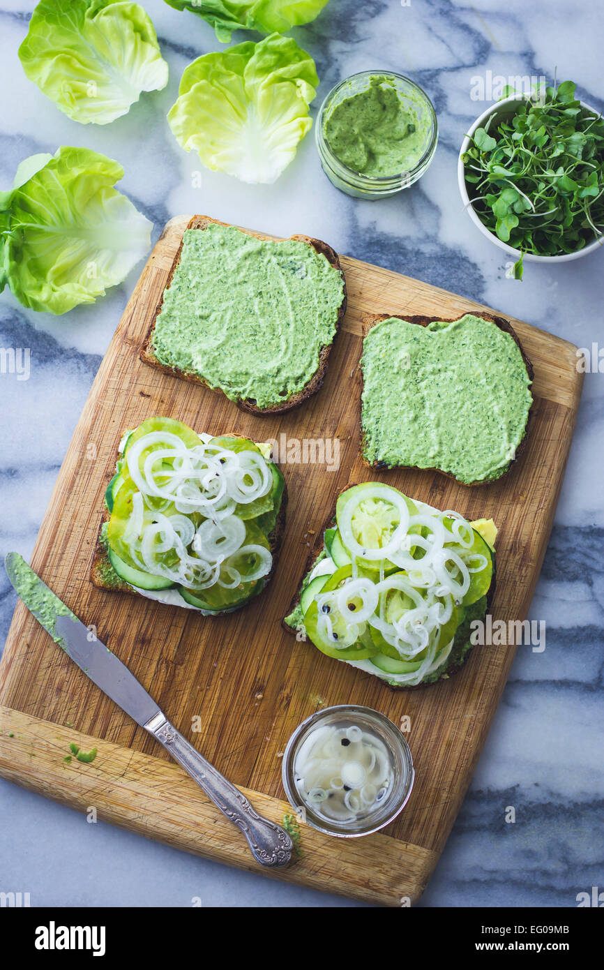 Sandwich à la salade de légumes verts Banque D'Images