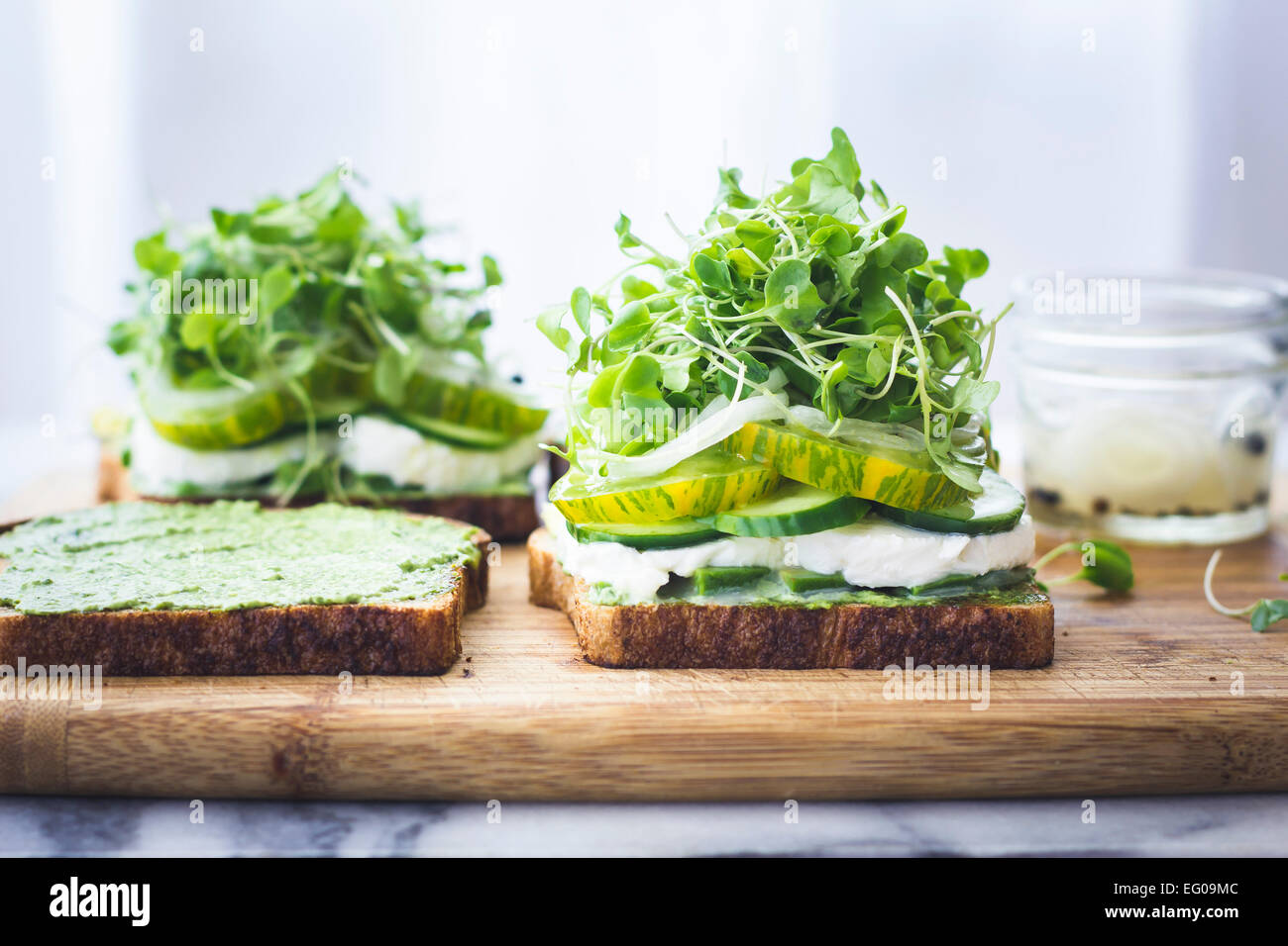 Sandwich à la salade de légumes verts Banque D'Images Sandwich à la salade de légumes verts Banque D'Images
