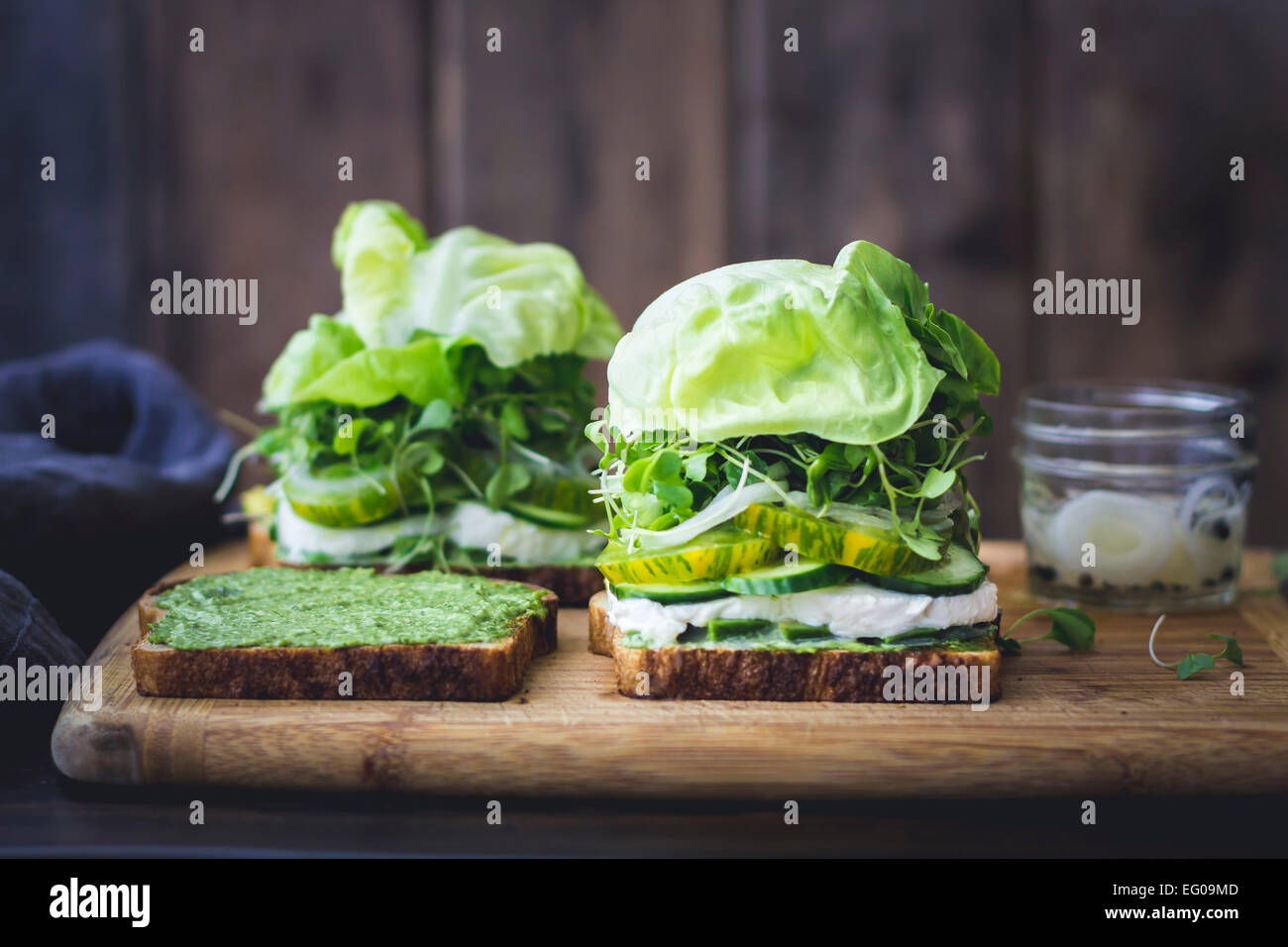 Sandwich à la salade de légumes verts Banque D'Images Sandwich à la salade de légumes verts Banque D'Images