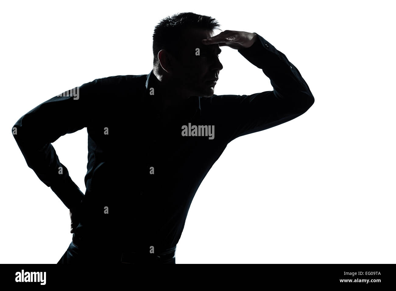 Un homme de race blanche à portrait loin geste avant les yeux de blindage silhouette en studio isolé sur fond blanc Banque D'Images