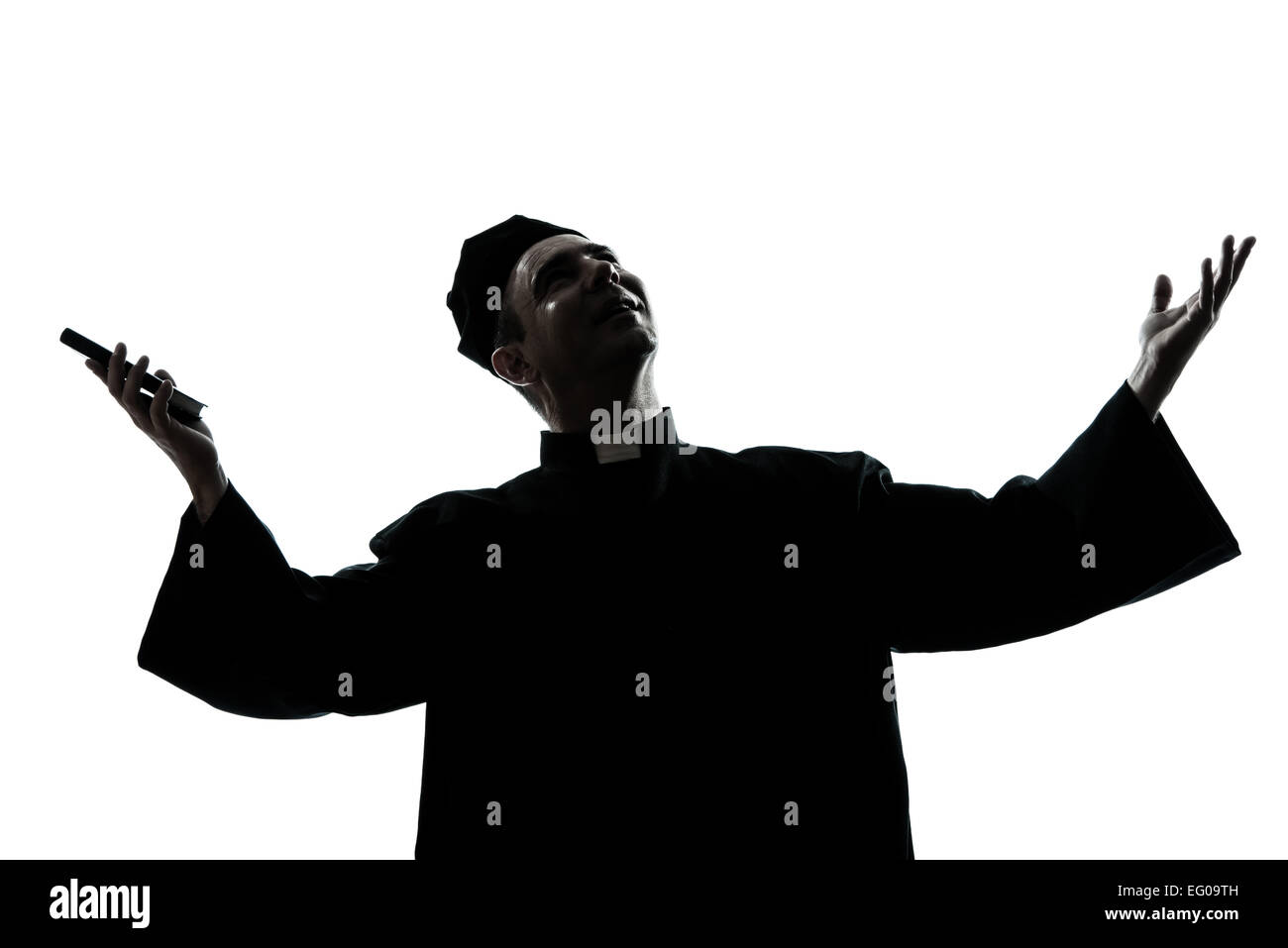 Un homme de race blanche silhouette prêtre en studio isolé sur fond blanc Banque D'Images
