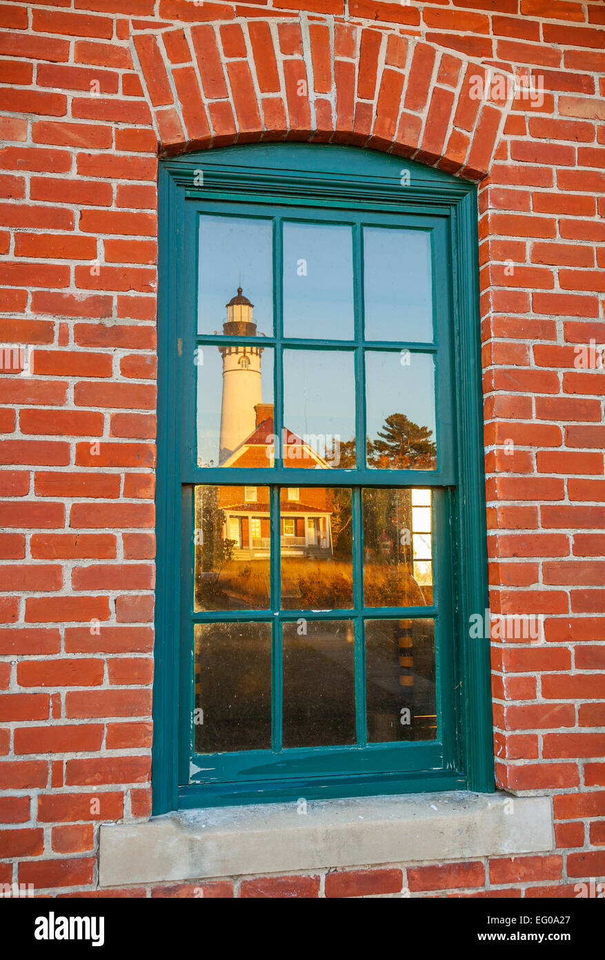 Pictured Rocks National Lakeshore, MI : Light Station au Sable (1874) reflète dans la fenêtre de la chambre d'huile Banque D'Images