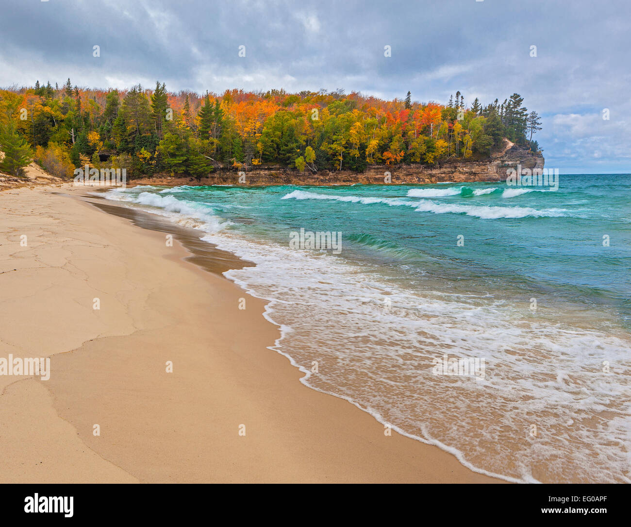 Pictured Rocks National Lakeshore, MI : Chapelle Beach le long du lac Supérieur avec grand portail Point dans la couleur de l'automne Banque D'Images