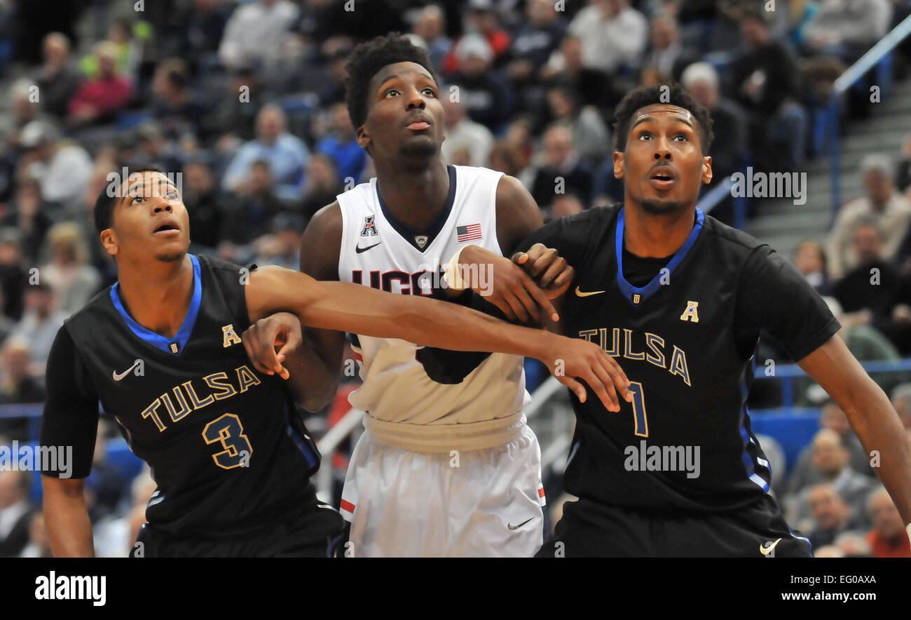 12 février 2015:Shaquille Harrison(3) de Tulsa, Daniel Hamilton(5) de l'Uconn et Rashad Smith(1) de Tulsa en action au cours de la jeu de basket-ball de NCAA entre le Connecticut Huskies et le Tulsa Golden Hurricane au XL Center à Hartford, CT. Gregory Vasil/CSM Banque D'Images