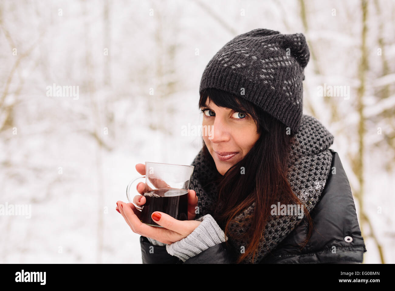 Fille avec une tasse de thé chaud en hiver Banque D'Images