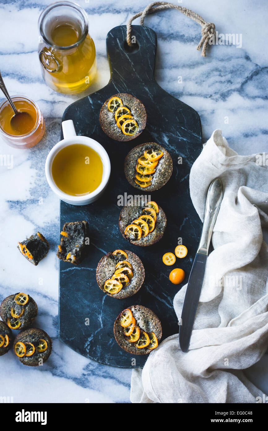 Kumquat et gâteaux de sésame noir Banque D'Images