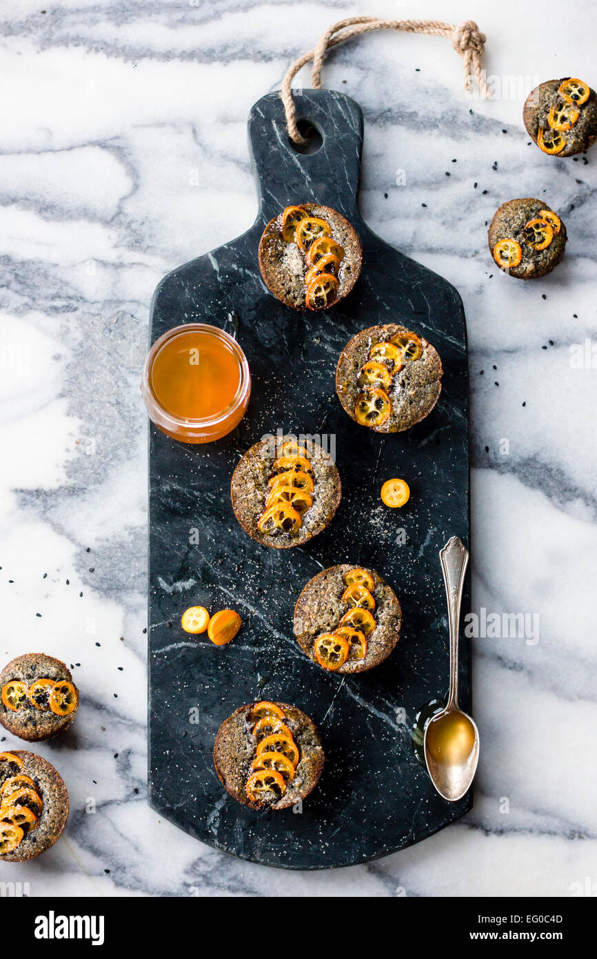 Kumquat et gâteaux de sésame noir Banque D'Images