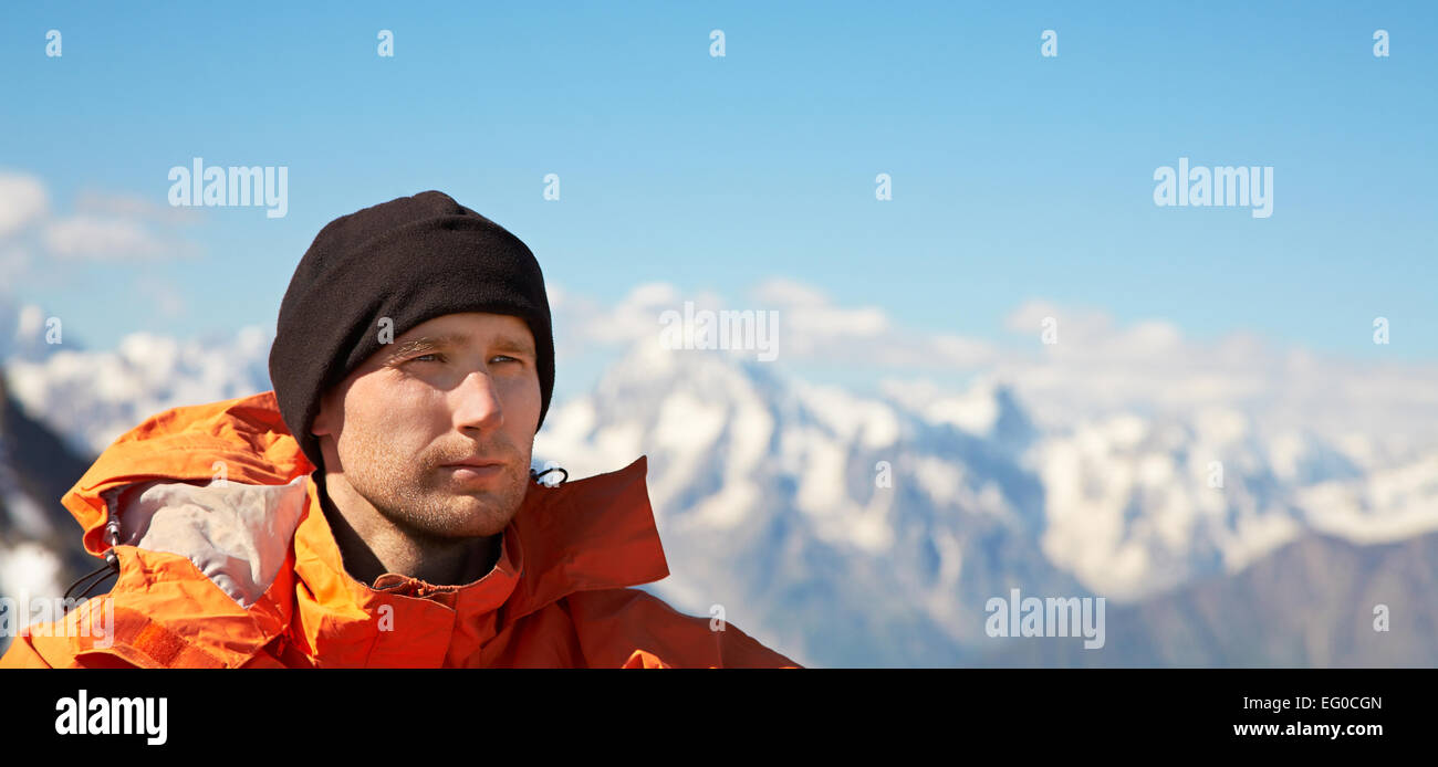 Homme avec sac à dos en randonnée dans les montagnes Banque D'Images