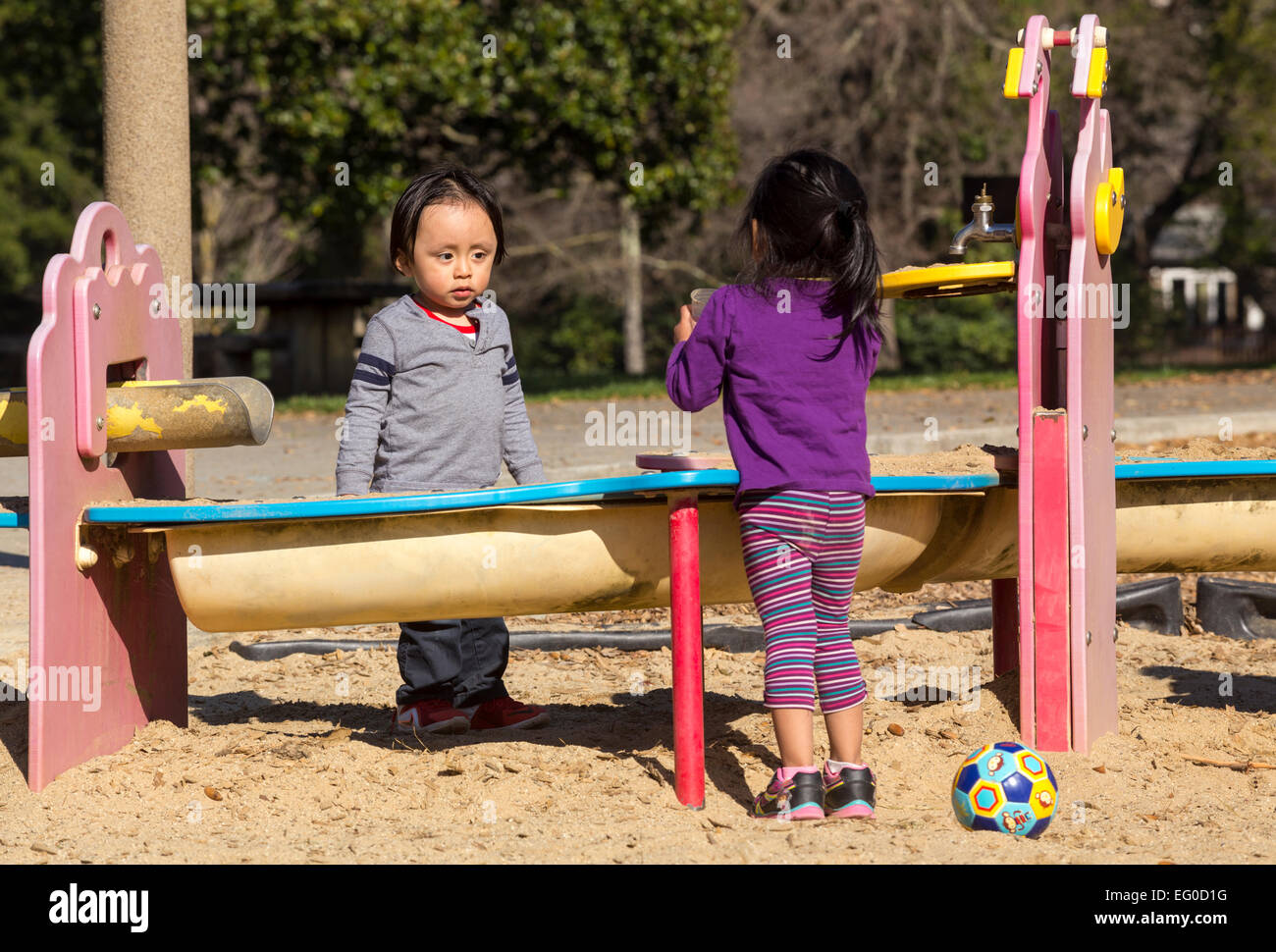 Les enfants hispaniques hispaniques, garçon et fille, jeune garçon, jeune fille, frère et soeur, jouant dans bac à sable, aire de jeux, Pioneer Park, Novato, Californie Banque D'Images