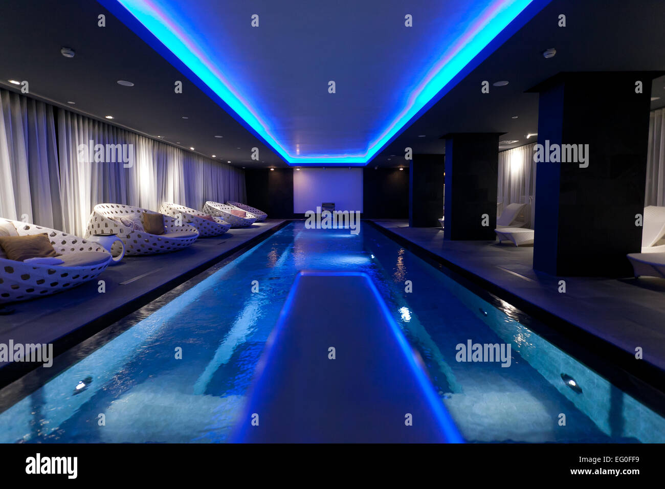 L'interieur d'un club de bien-être et spa avec une piscine intérieure illuminée en lumière bleue, photo : le 29 mars 2012. Banque D'Images