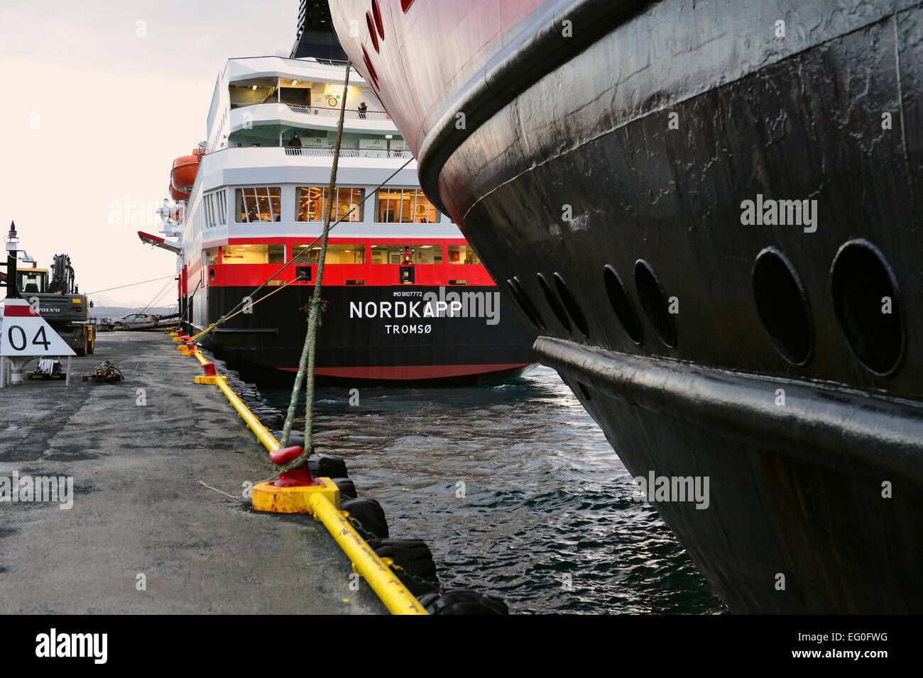 L'Hurtigruten quay à Harstad avec deux navires : Nordkapp et Kong Harald, 26 février 2014 Banque D'Images