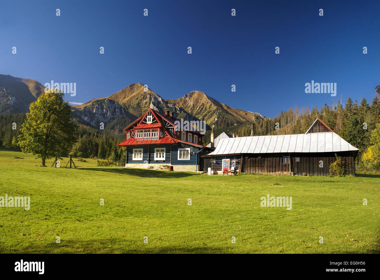 Chalet de montagne pittoresque de Belianske Tatry montagnes en Slovaquie Banque D'Images