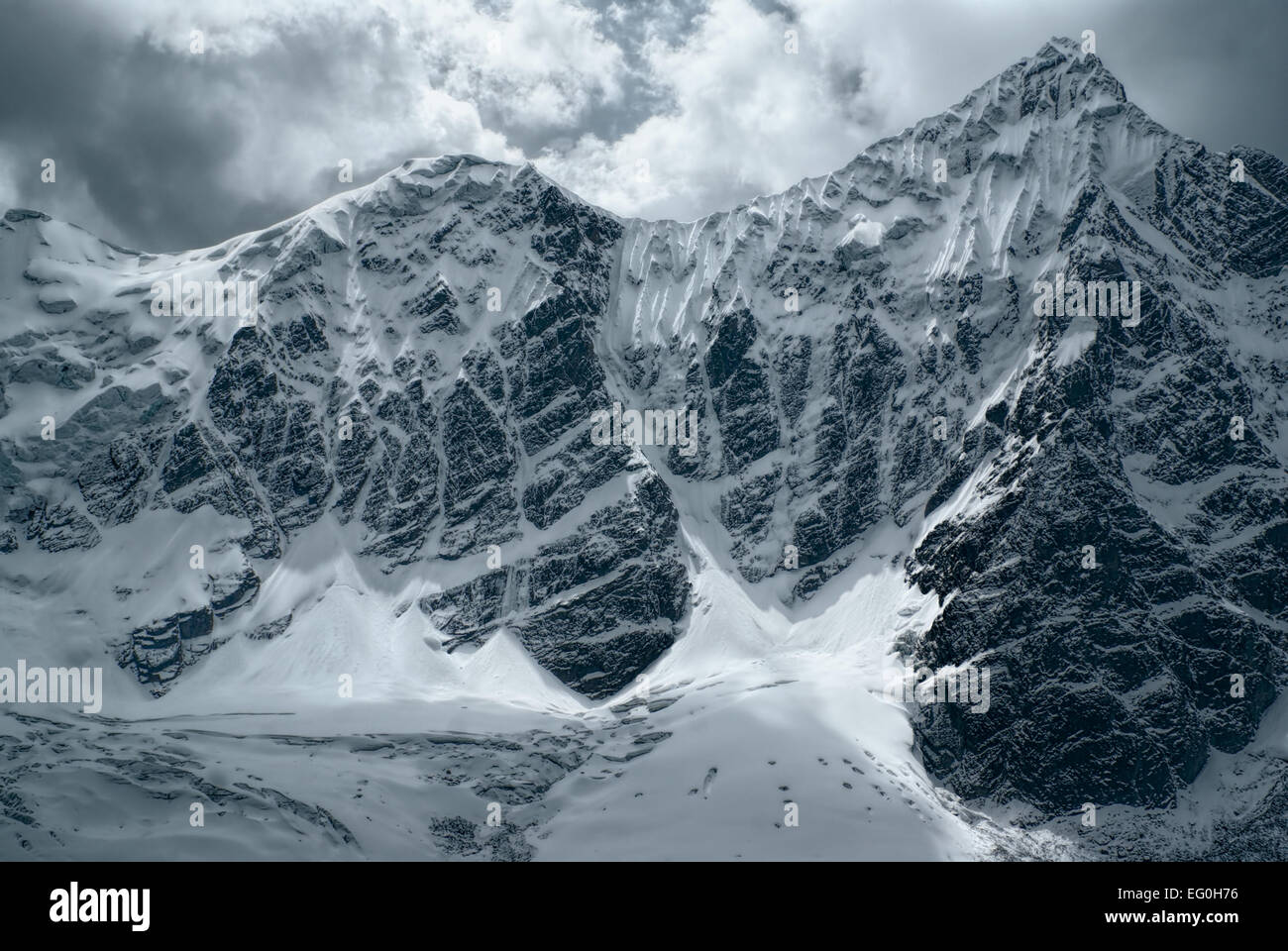 Scenic snowy mountain range in south american Andes au Pérou, l'Ausangate Banque D'Images