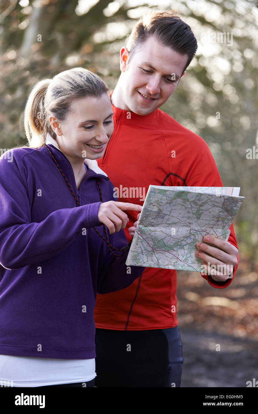 Course d'orientation dans les bois Couple avec carte et boussole Banque D'Images