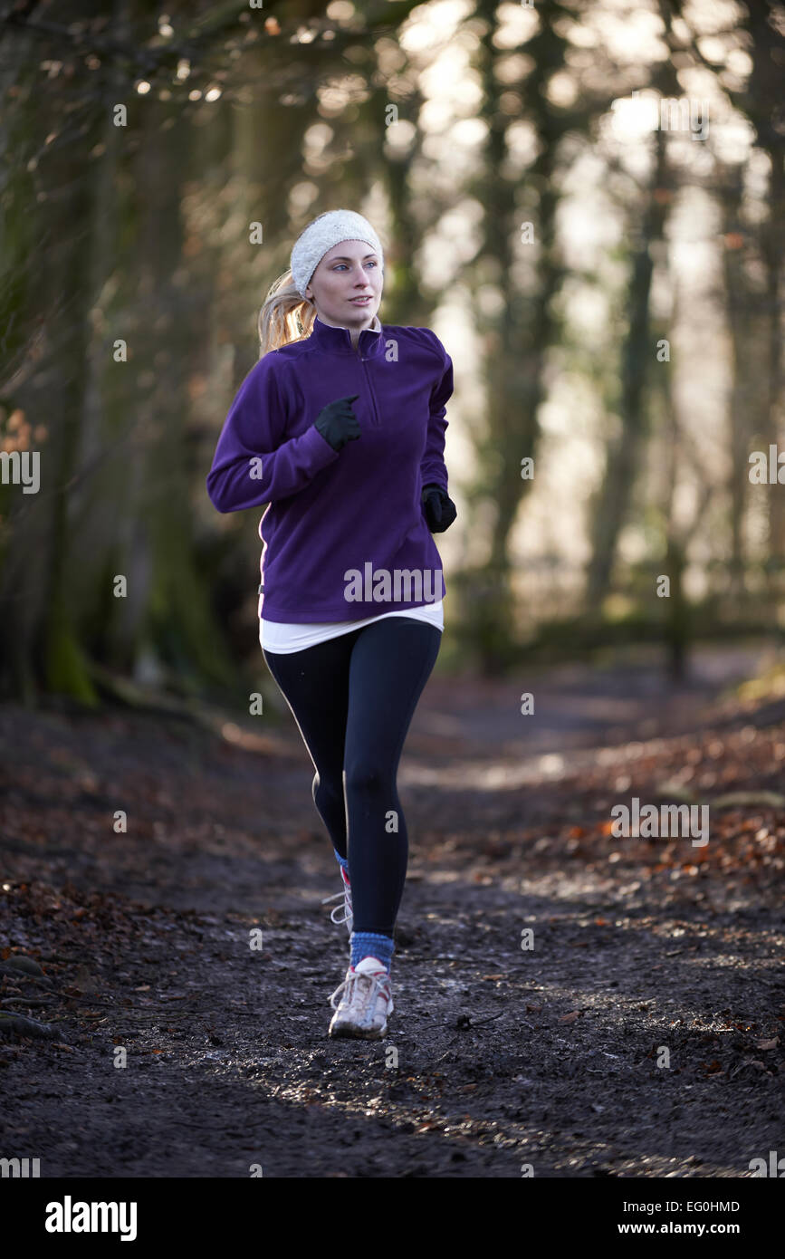 Femme sur Winter Run entre forêt Banque D'Images