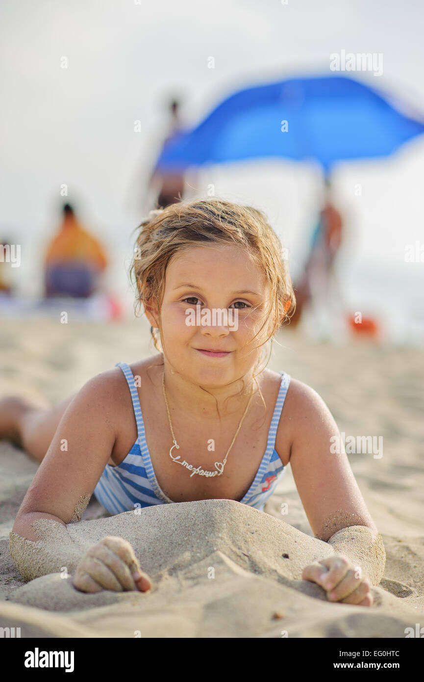 Happy girl (6-7) on beach Banque D'Images